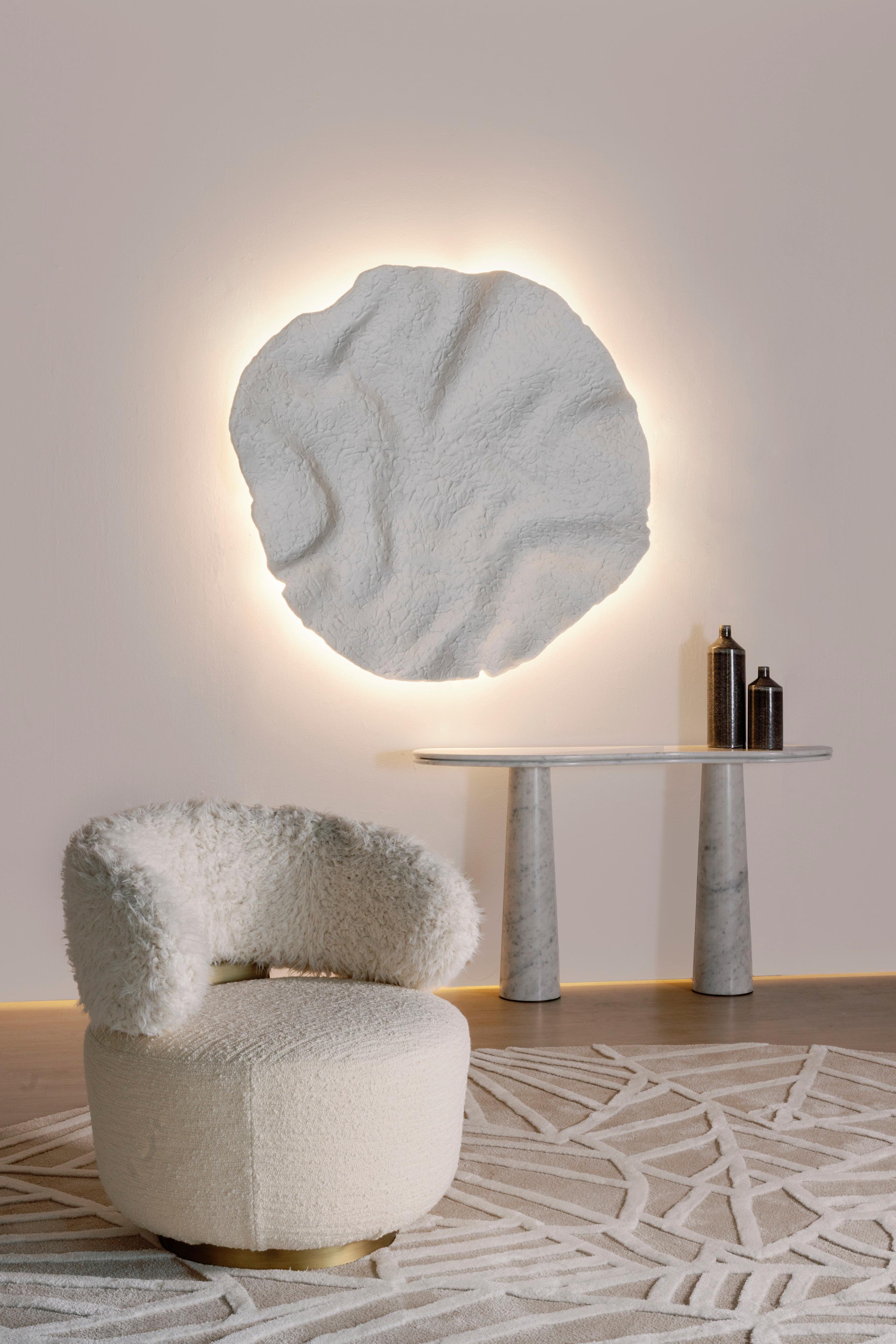Silla de salón Caju moderna de mediados de siglo, giratoria, de cuero, hecha a mano por Greenapple en venta 2