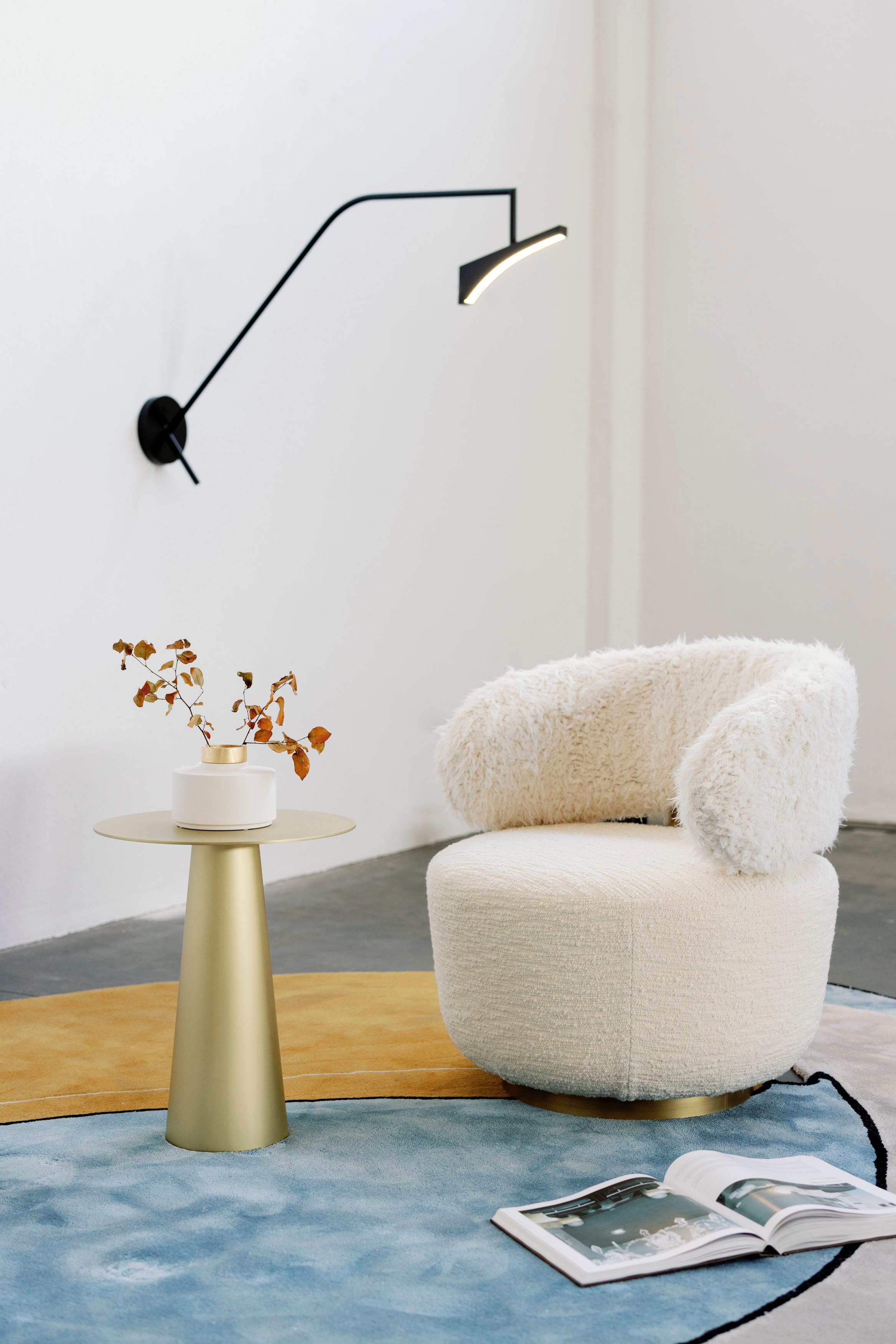 Silla de salón Caju moderna de mediados de siglo, giratoria, de cuero, hecha a mano por Greenapple en venta 1