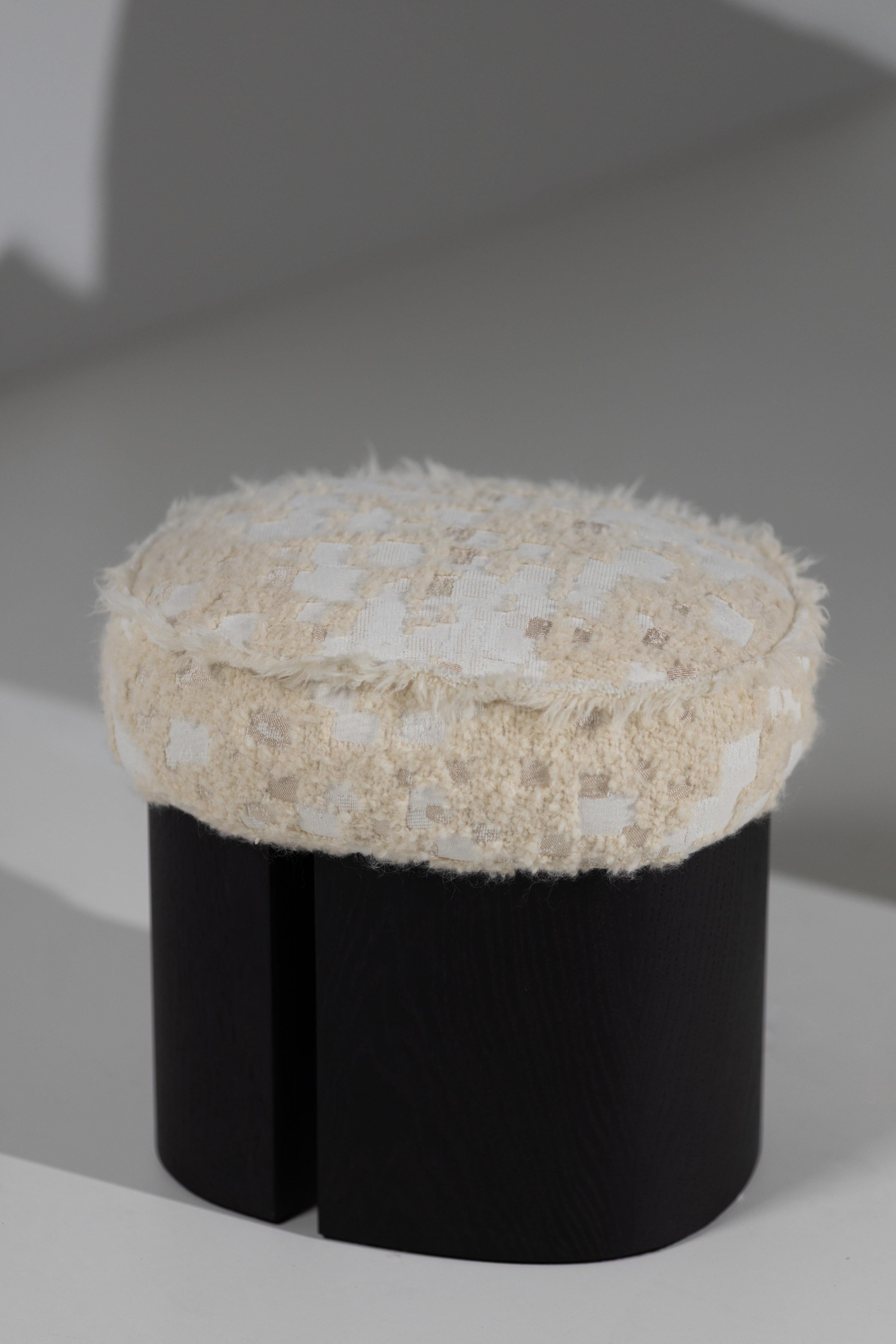 Portugais Pouf moderne du milieu du siècle, tissu Holly Hunt crème, fabriqué à la main par Greenapple en vente