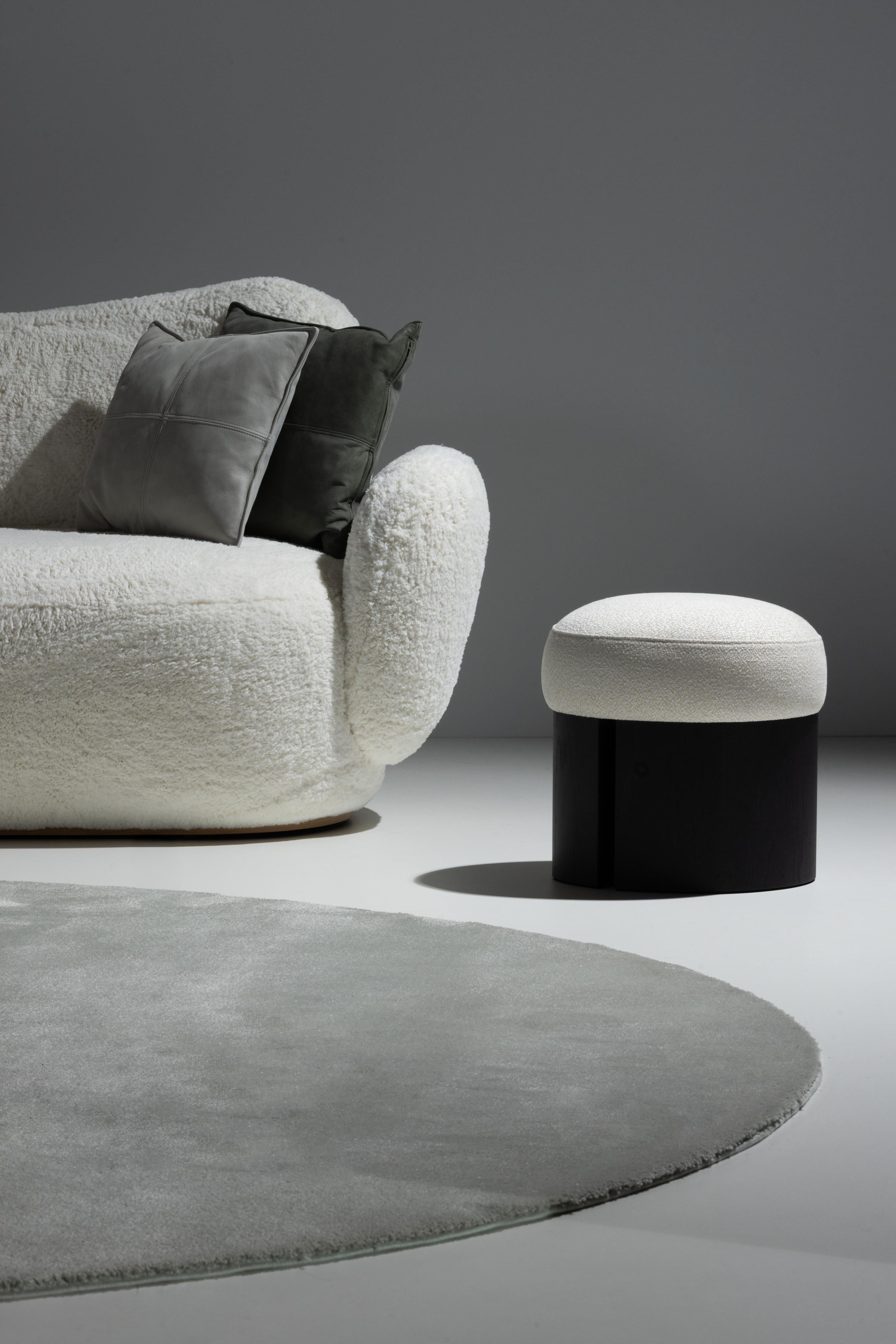 Pouf moderne du milieu du siècle, tissu Holly Hunt crème, fabriqué à la main par Greenapple en vente 1