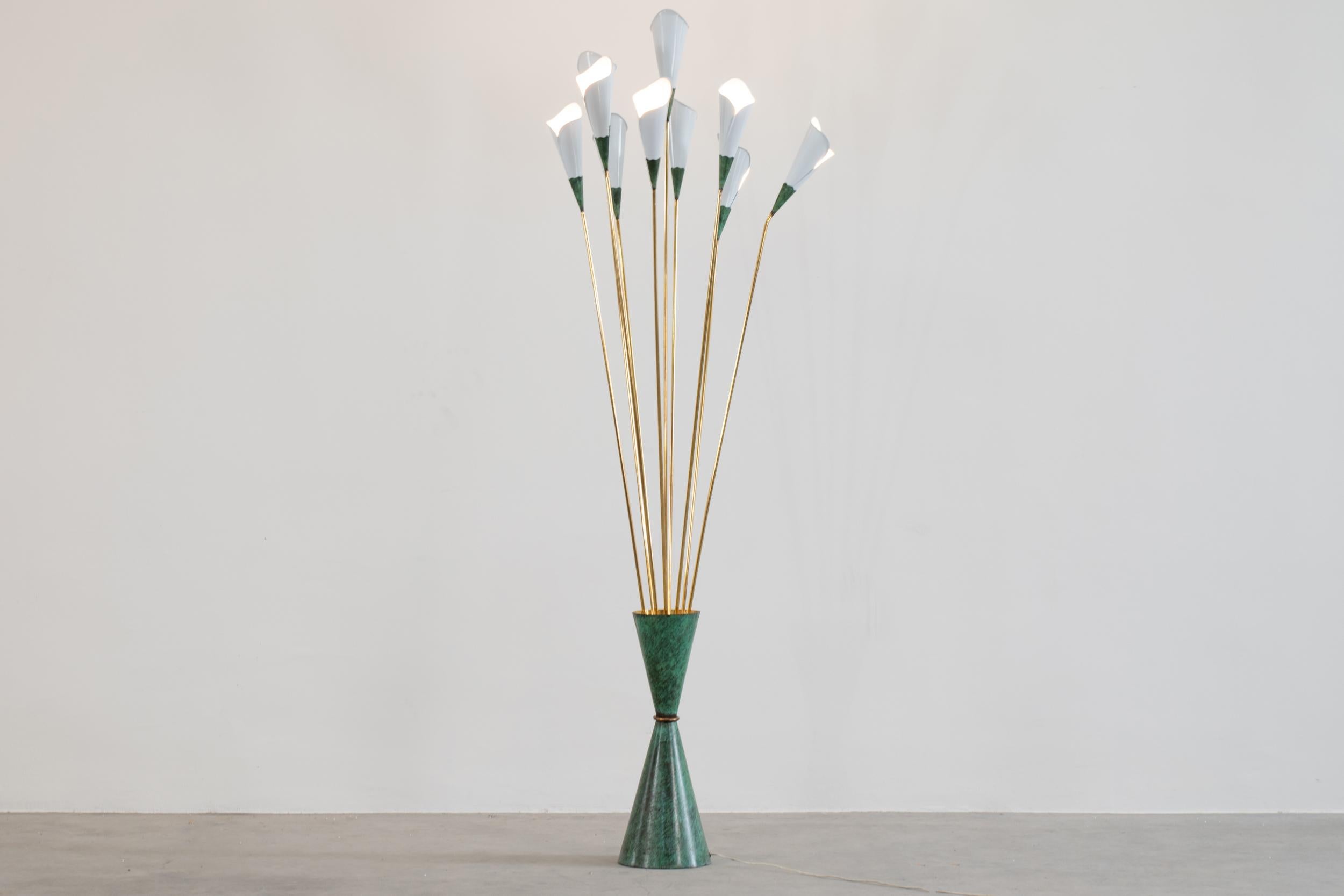 Vintage floor lamp with a base in green painted metal, nine different brass stems with white painted metal diffusers.

This floor lamp evokes a large vessel with some calla flowers, as visible in the particular shape of the diffusers, the