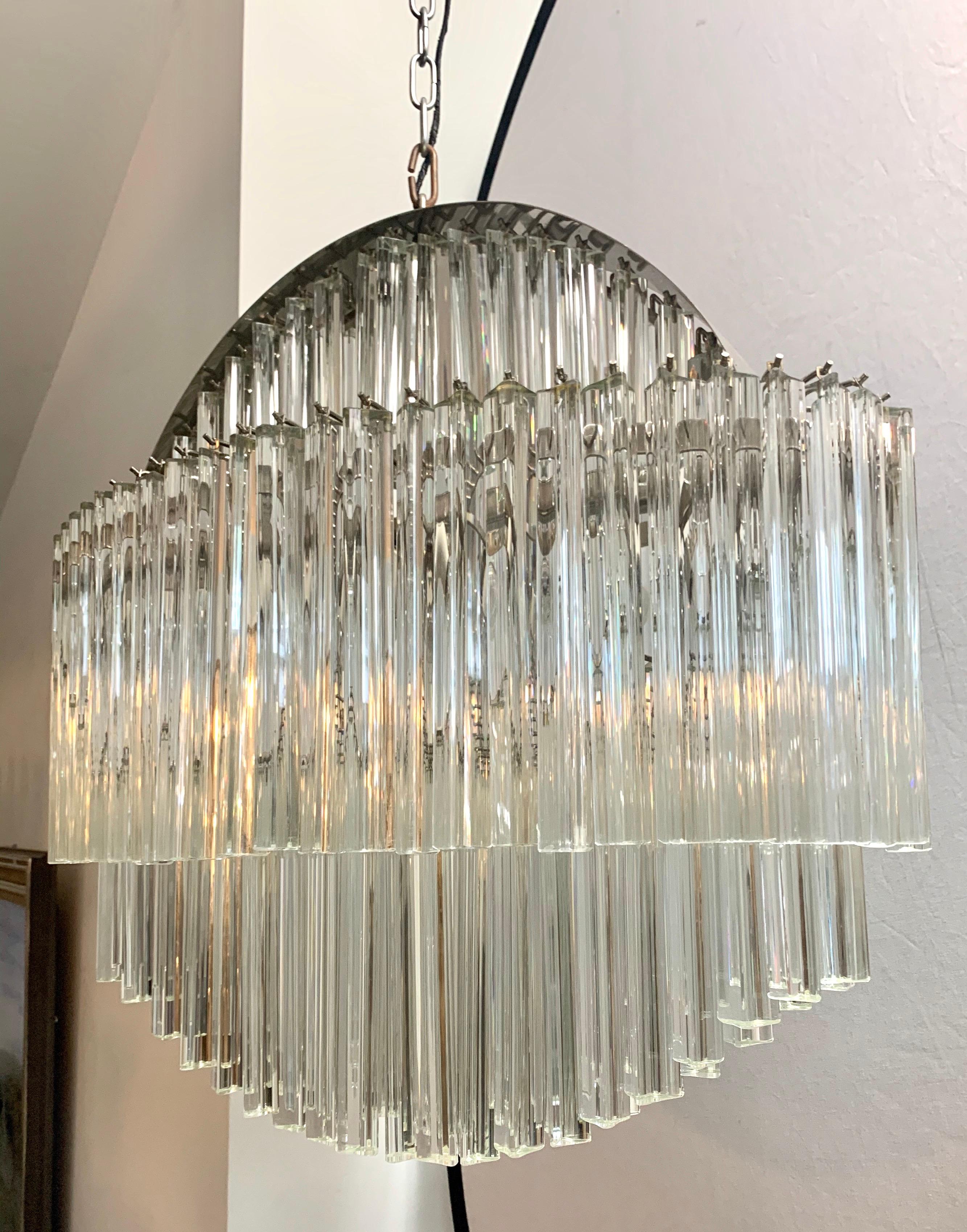 Iconique lustre en cascade en verre Camer, de style moderne du milieu du siècle, à six lumières. Il est rare de voir
un lustre Camer avec une forme plus ronde que les formes carrées et rectangulaires. Cela rend
c'est l'un des plus convoités. Câblé