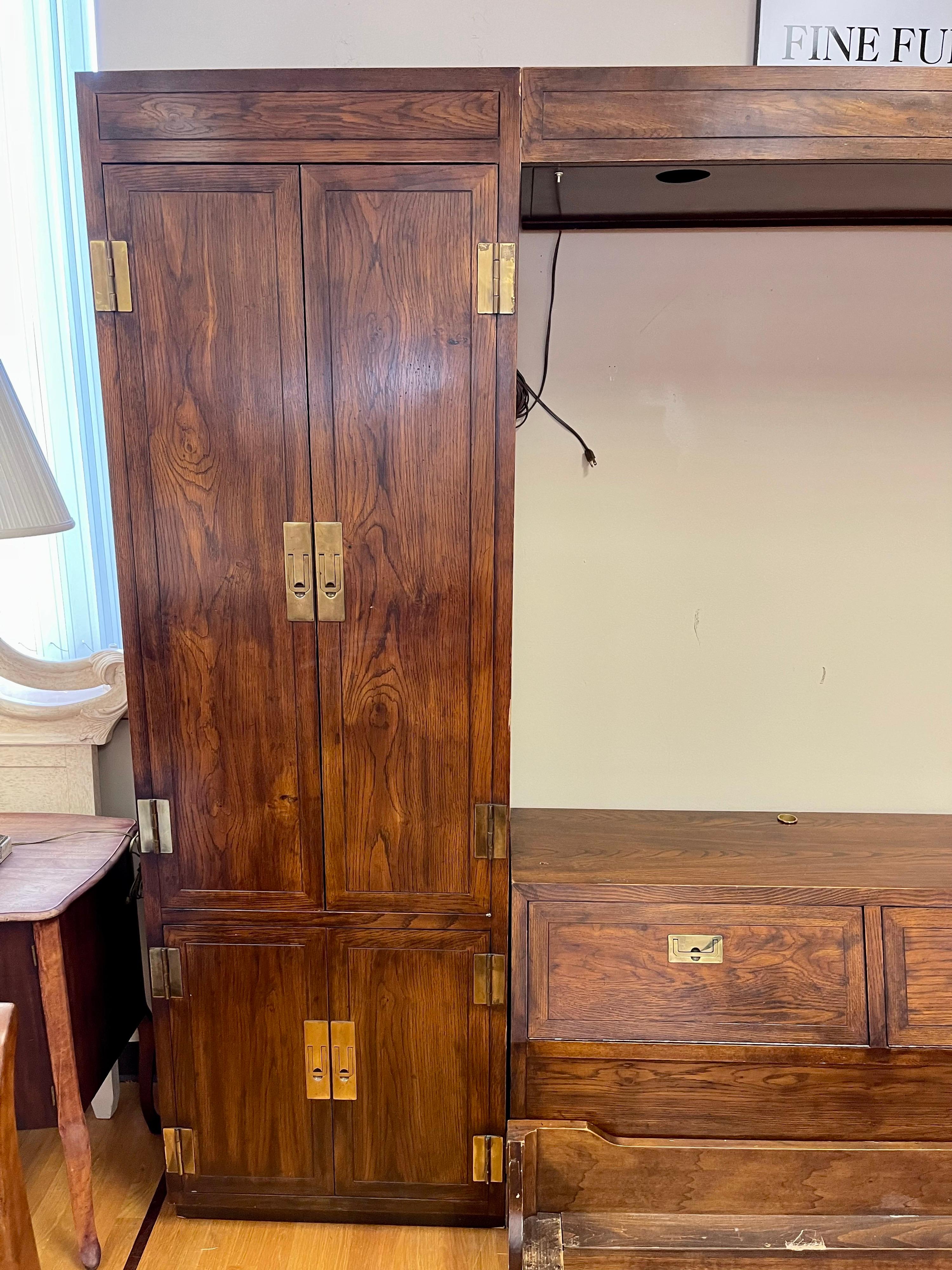 Mid-Century Modern Campaign Style Henredon King Size Bedroom Set with Cabinets In Good Condition In West Hartford, CT