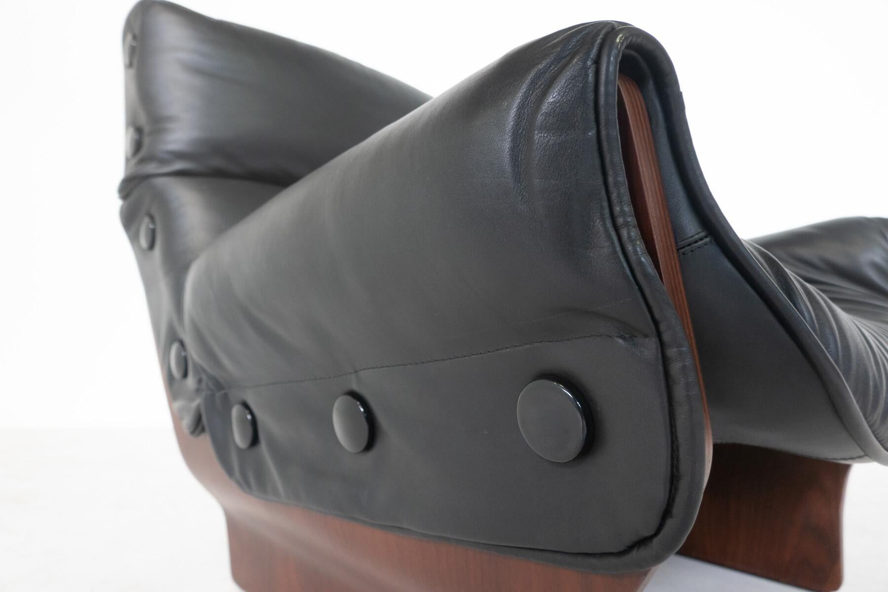 Leather Mid-Century Modern Canada P110 Armchair and Ottoman by Osvaldo Borsani for Tecno For Sale
