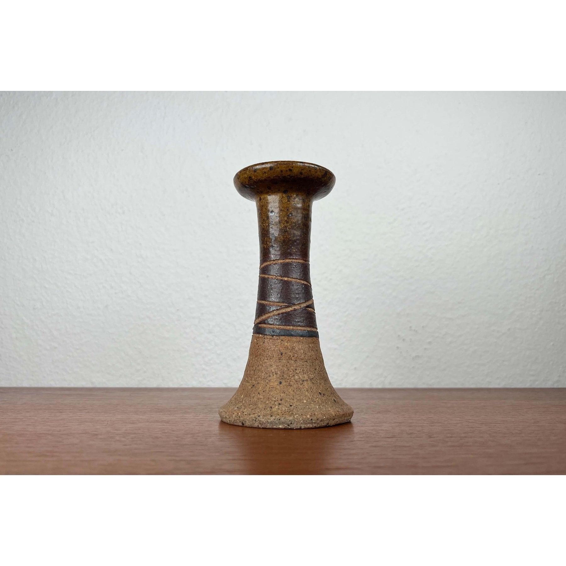 Portavelas danés moderno de mediados de siglo de Studio Pottery de Tue Poulsen para Tue Keramik, años 60, en muy buen estado. Diseñado de 1960 a 1969 Esta pieza tiene una marca de atribución.

Más información:
Materiales: Barro
Color: Beige
Estilo: