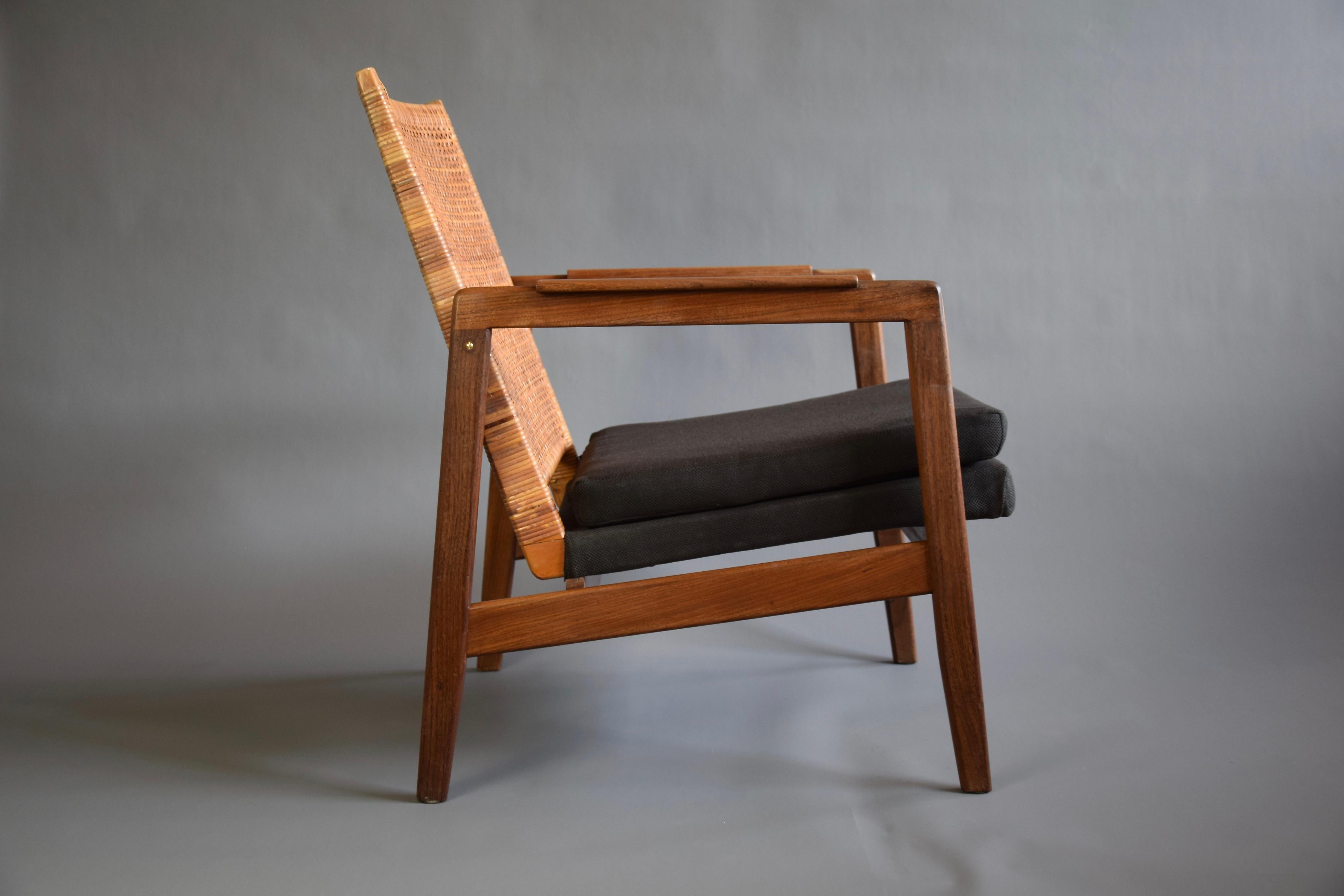 Mid-Century Modern Cane and Wood Lounge Chair 4
