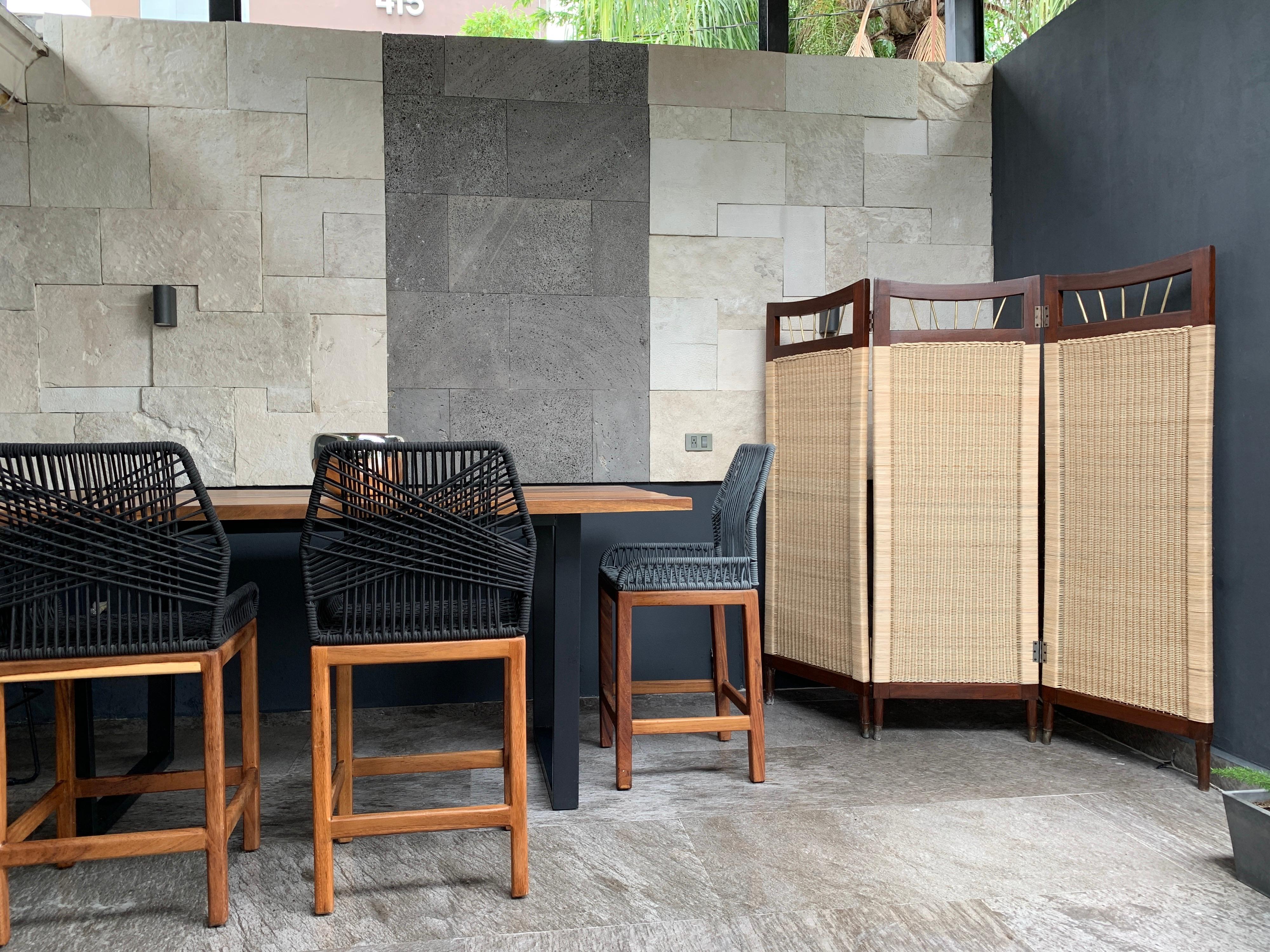 For your consideration, a three-screen room divider made with cane, mahogany wood and brass details, from the background we know that it was manufactured in the mid-1950s in the era of Mexican modernism.
The cane is new and the weaving process is