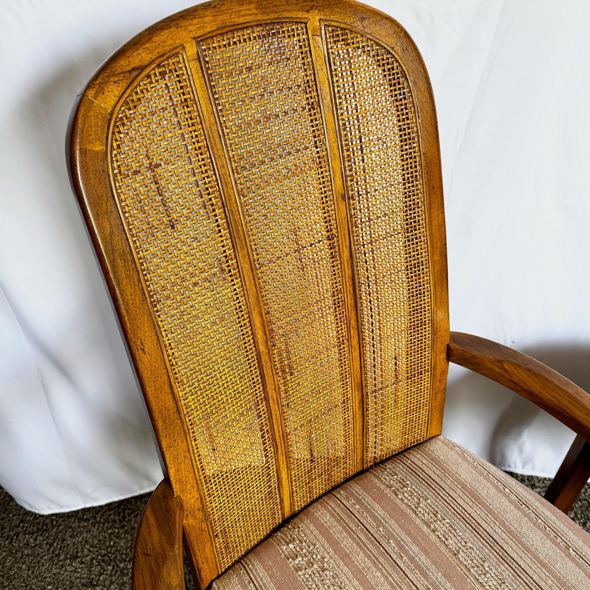 Eleganza per la tua zona pranzo con le sedie da pranzo con schienale a canne Drexel, dove l'artigianato di metà secolo incontra un'eleganza senza tempo.
 
 Vendiamo gli articoli così come sono stati acquistati, senza alcun restauro o riparazione. I
