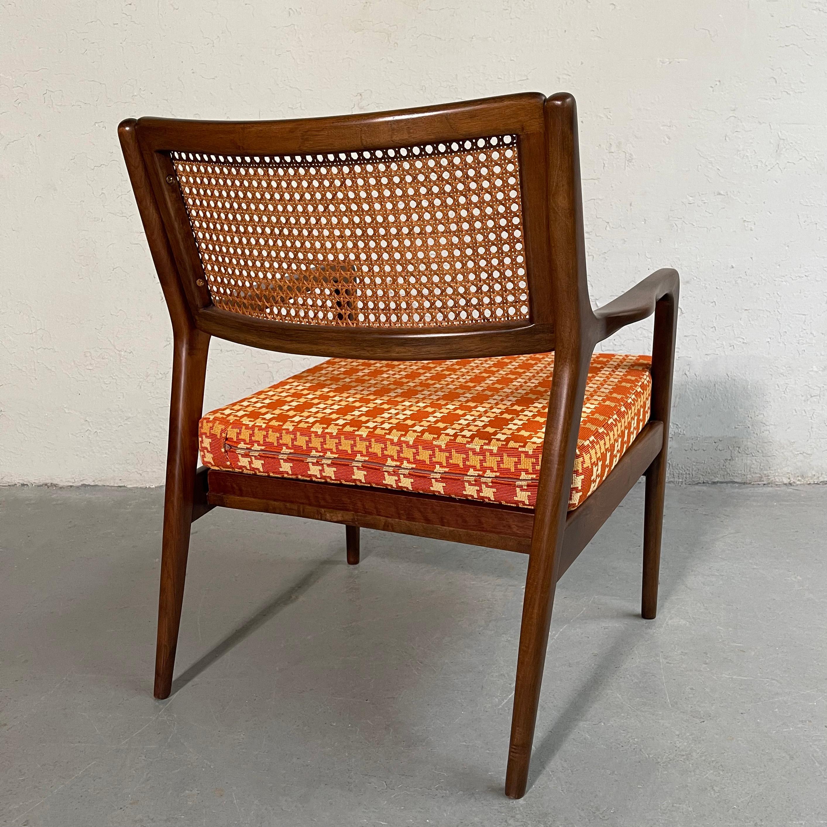 Mid Century Modern Cane Back Nussbaum Sessel im Zustand „Gut“ im Angebot in Brooklyn, NY