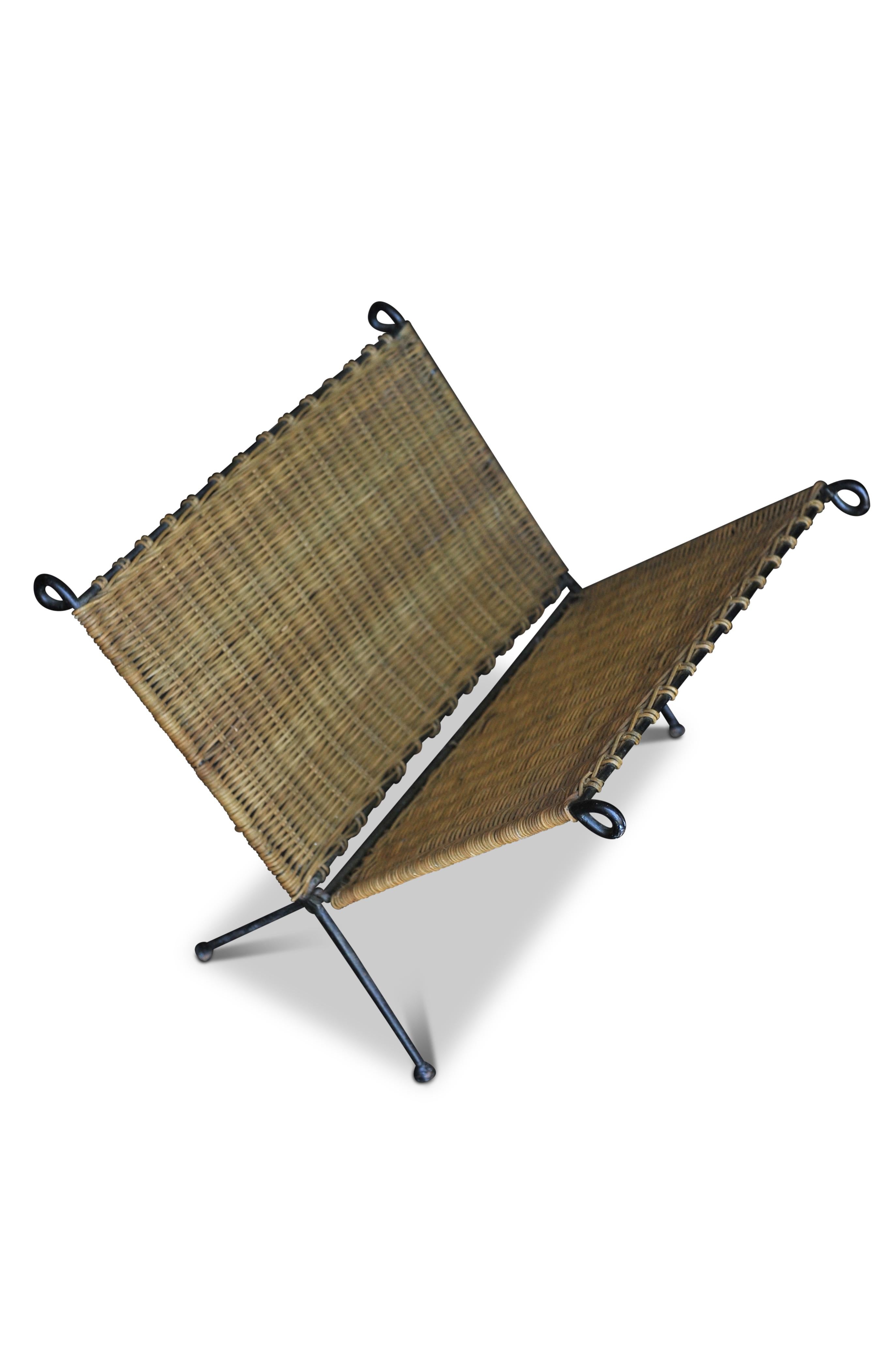 Elegante e compatto scaffale per riviste in rattan intrecciato a mano con gambe in metallo.

Articolo ideale per conservare riviste, giornali etc. 