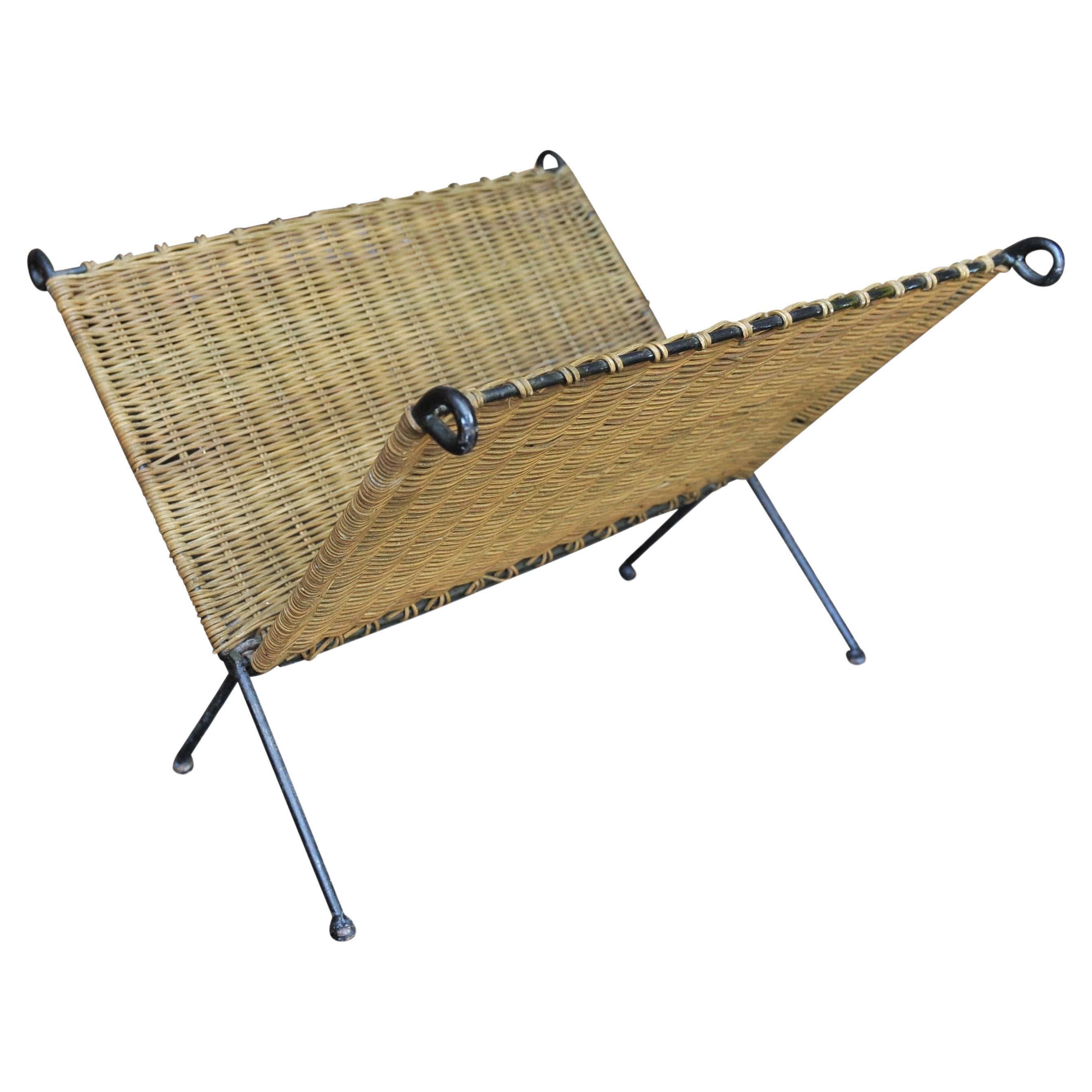 Scaffale per riviste e giornali pieghevole in metallo e rattan intrecciato a mano del Mid Century Modern