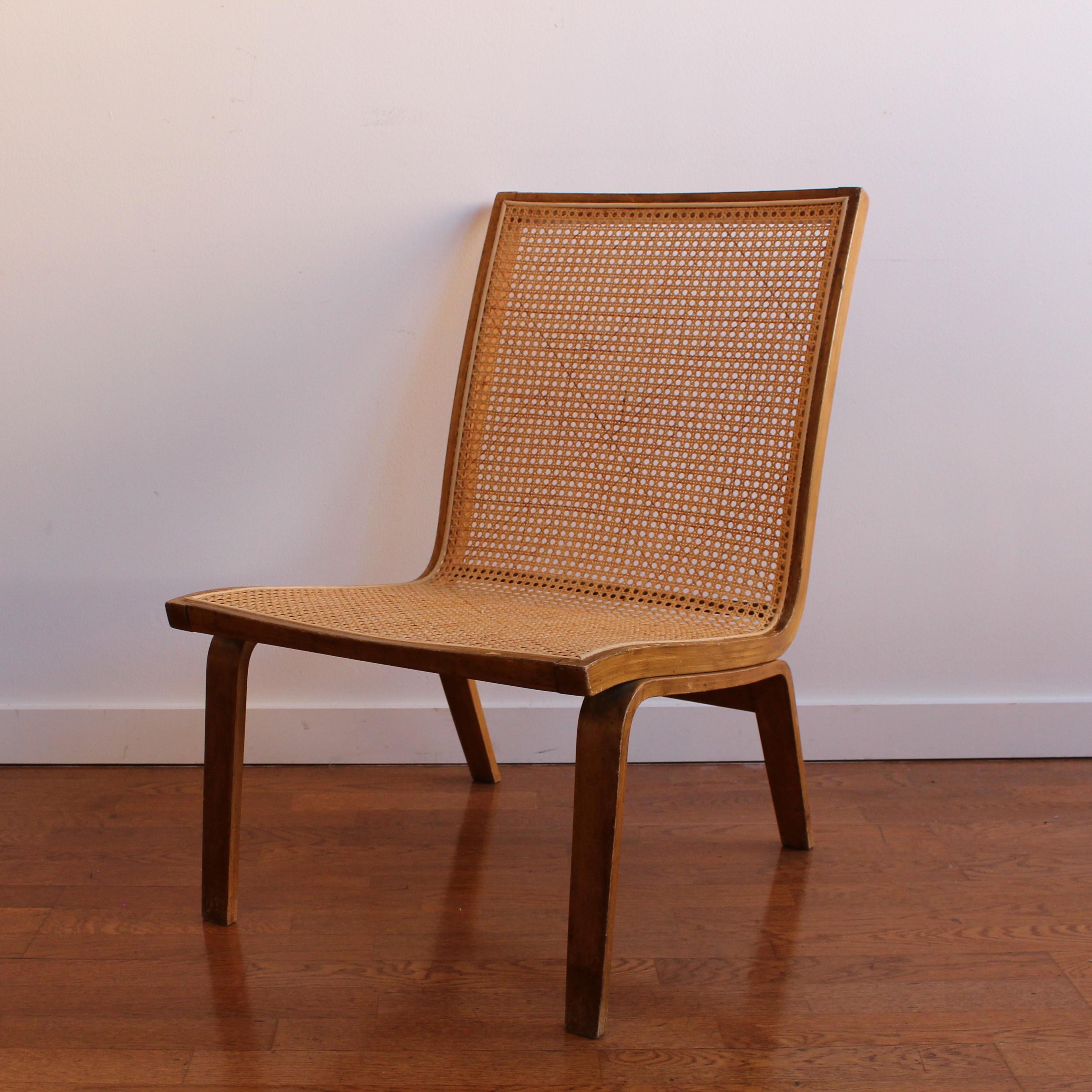 Elegante sedia da salotto moderna di metà secolo in Oak e canna. Il design elegante ed ergonomico rende questa sedia un'aggiunta perfetta per chi ama lo stile di metà secolo. 



Misure: 
altezza: 33