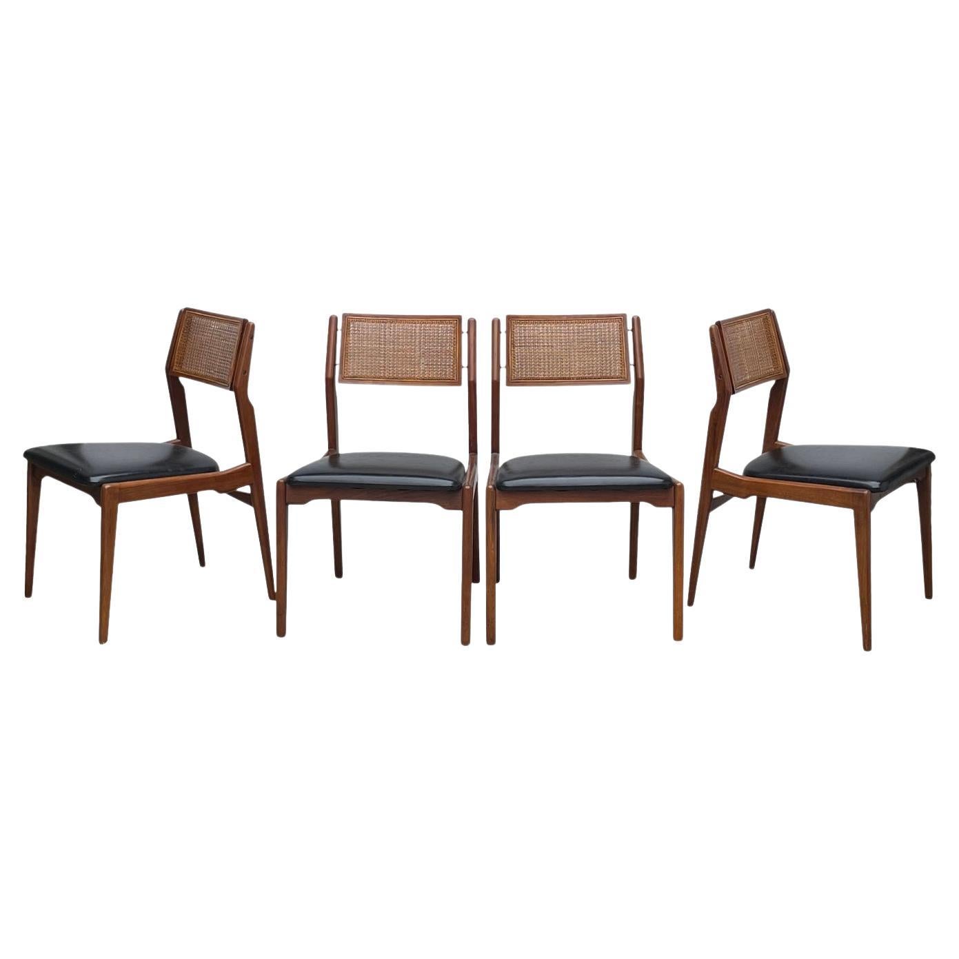 Ensemble classique de quatre chaises de salle à manger en noyer massif de style danois par specialty woodcraft en très bon état.