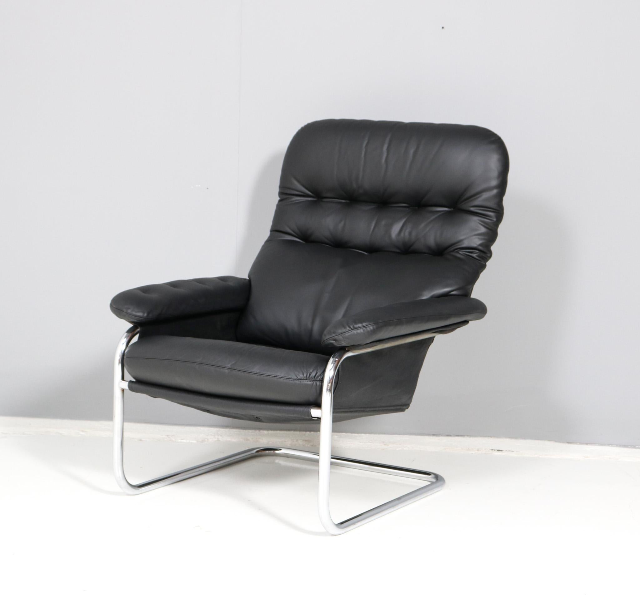 Stunning and rare Mid-Century Modern cantilever lounge chair.
Design by Sam Larsson for Dux of Sweden.
Striking Swedish design from the 1970s.
Chrome tubular steel base with original refinished black leather cushions.
This wonderful Mid-Century
