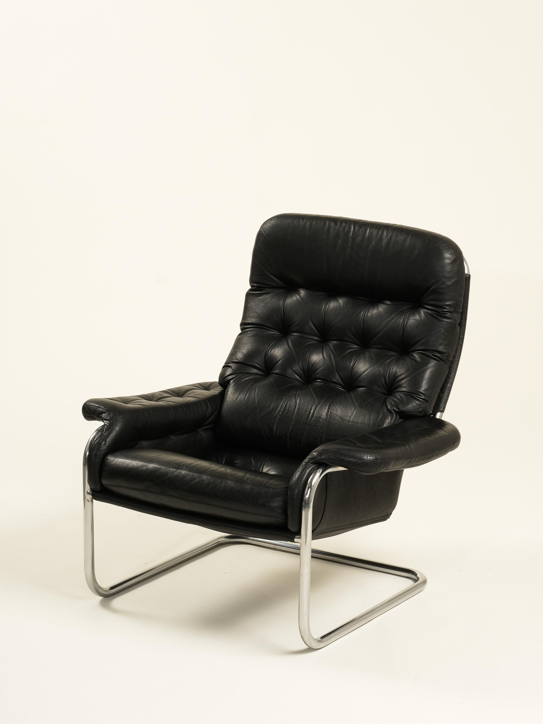 Stunning and rare Mid-Century Modern cantilever lounge chair designed by Sam Larsson for Dux, Sweden.Striking Swedish design from the 1970s. Chrome tubular steel base with original refinished black leather cushions.

This wonderful Mid-Century
