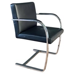 Silla voladiza de acero y piel moderna de mediados de siglo