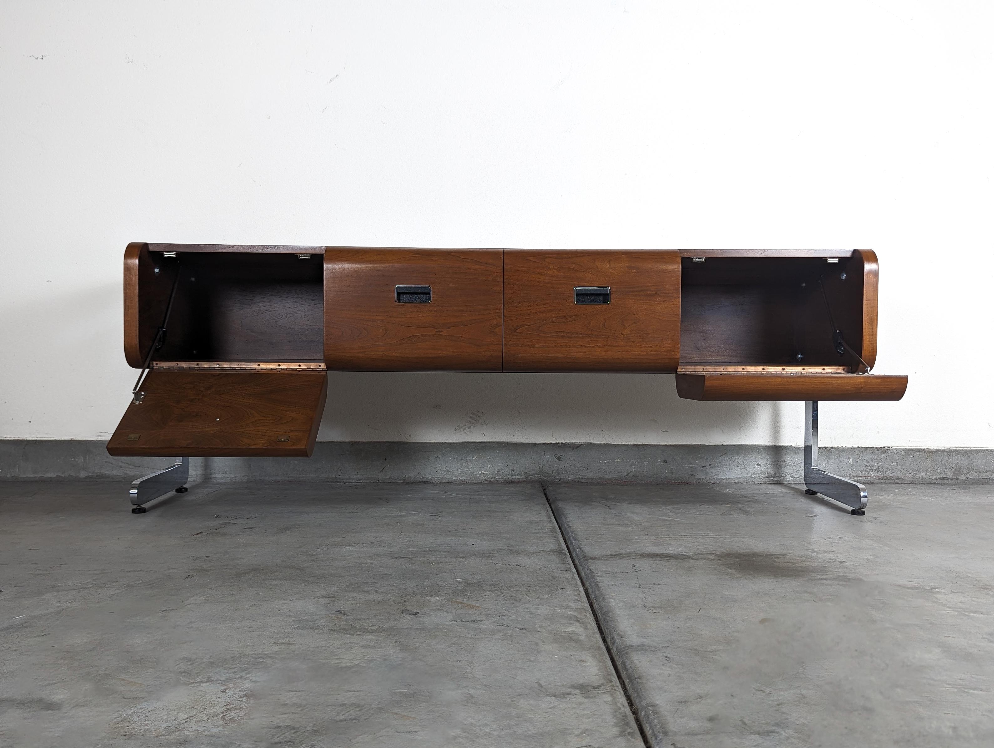 Mid Century Modern Cantilevered Walnut Credenza by Glenn of California, c1960s In Excellent Condition In Chino Hills, CA