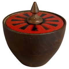 Recipiente con tapa de nogal torneado y esmaltado de Mid Century Modern Capital Enterprises