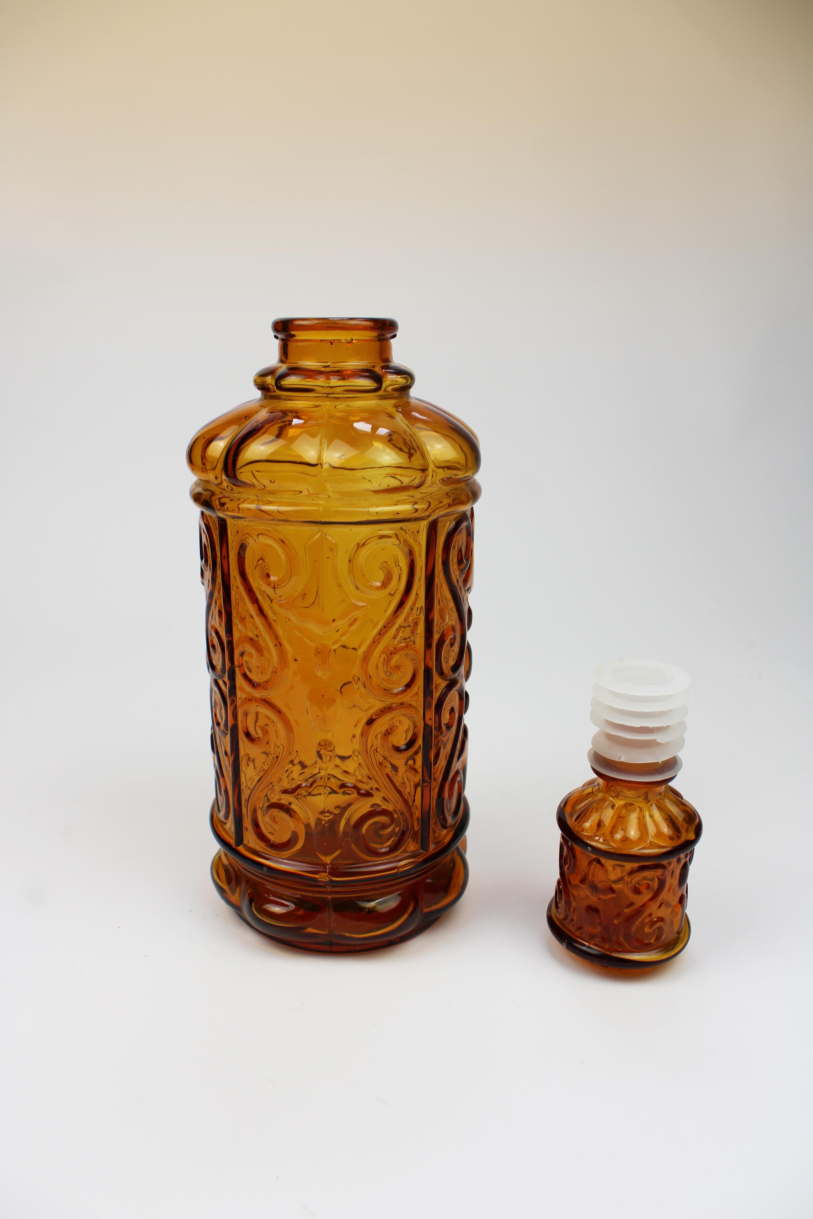 This exquisite mid-century modern carafe from 1960s Italy embodies the elegance and innovation of the era. Crafted from amber embossed glass, this Empoli genie decanter features a distinctive design that is both functional and decorative. The rich