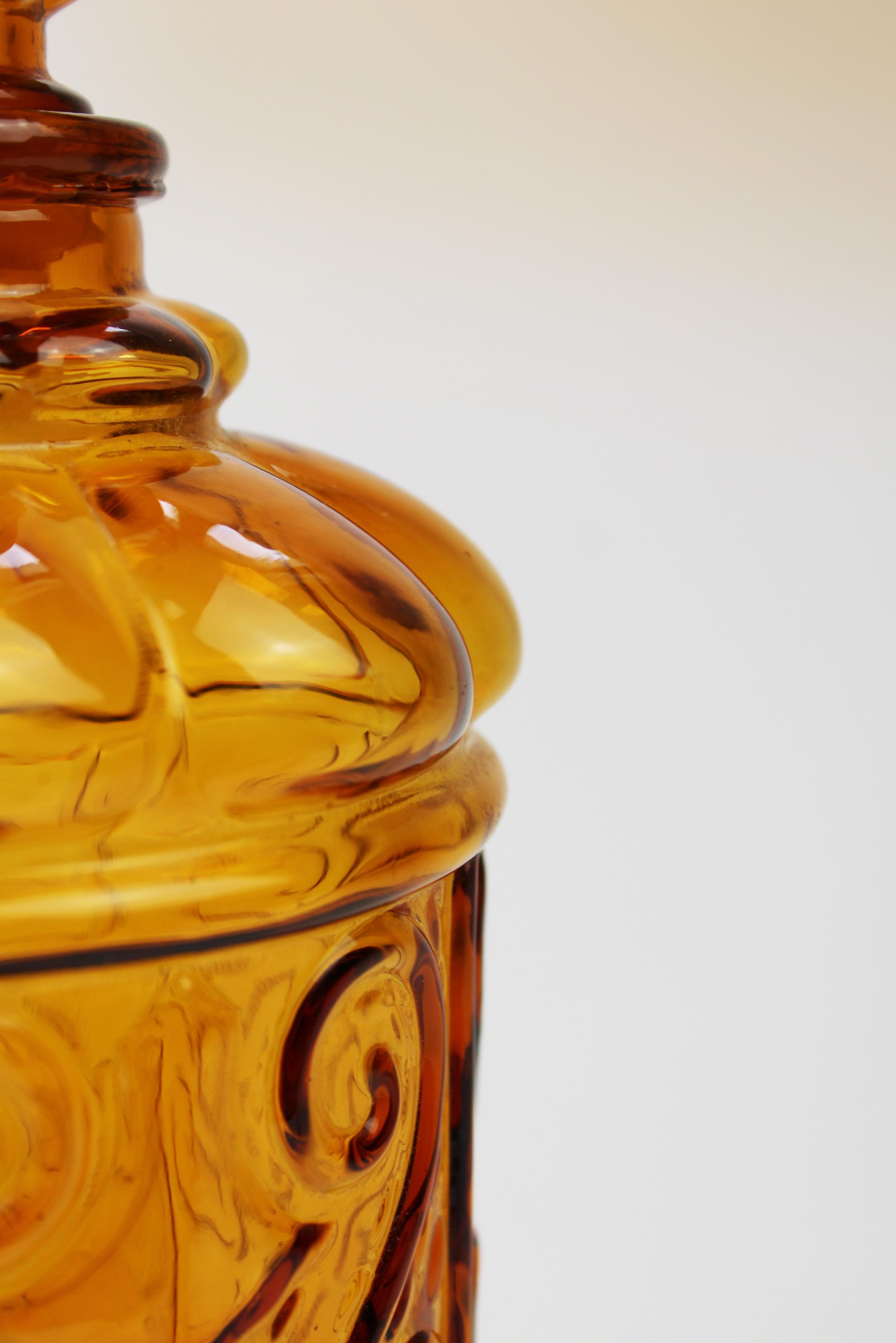 Mid Century Modern Carafe Amber embossed Glass Empoli Genie Decanter 1960 Italy In Good Condition For Sale In Antwerpen, BE