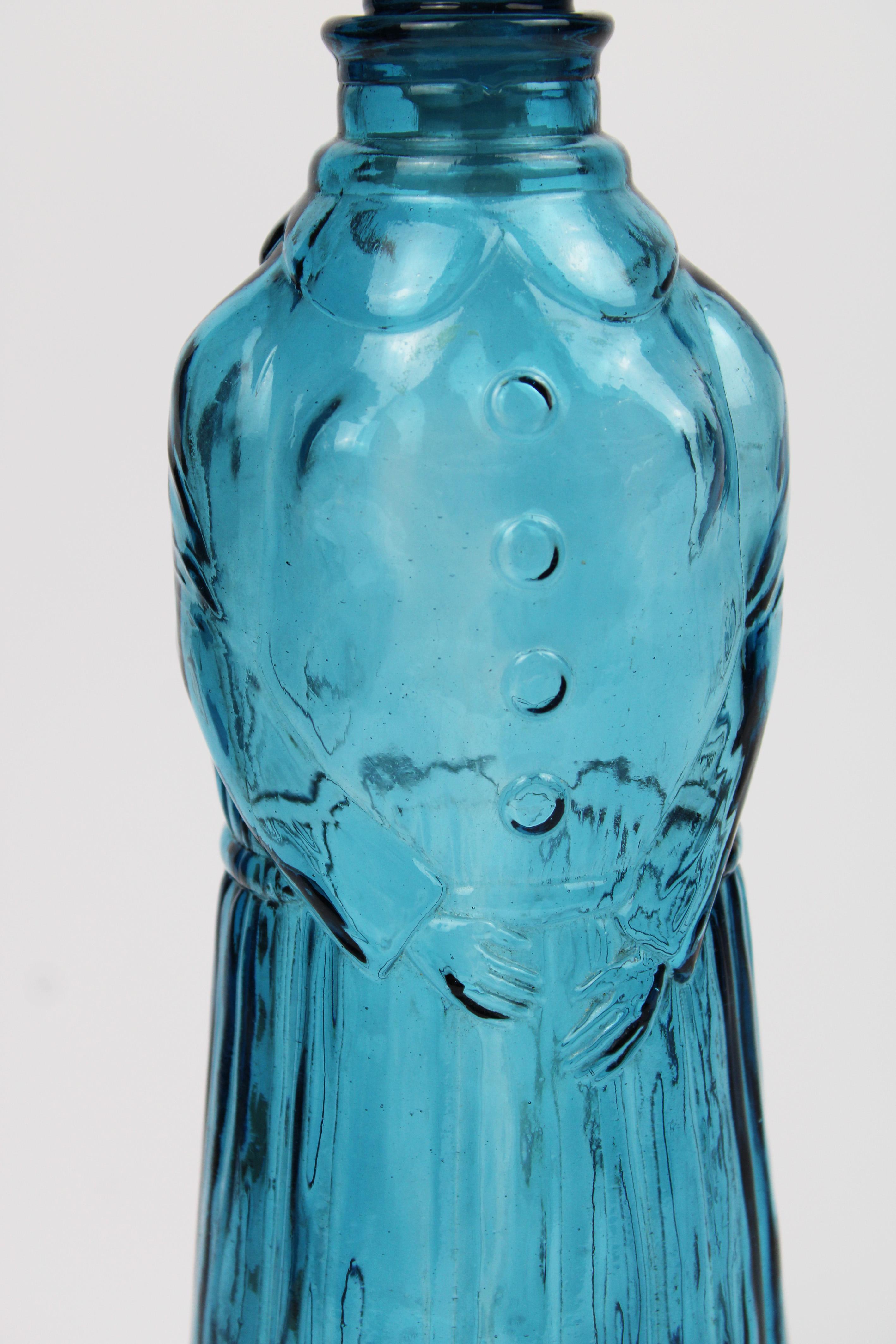 Caraffa Mid Century Modern in vetro goffrato blu Empoli Decanter Lady 1960's Italy In condizioni buone in vendita a Antwerpen, BE