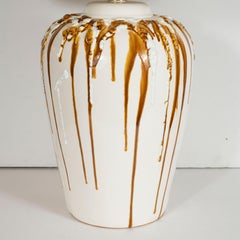 Lámparas de mesa modernas de mediados de siglo de cerámica esmaltada color caramelo con accesorios de latón