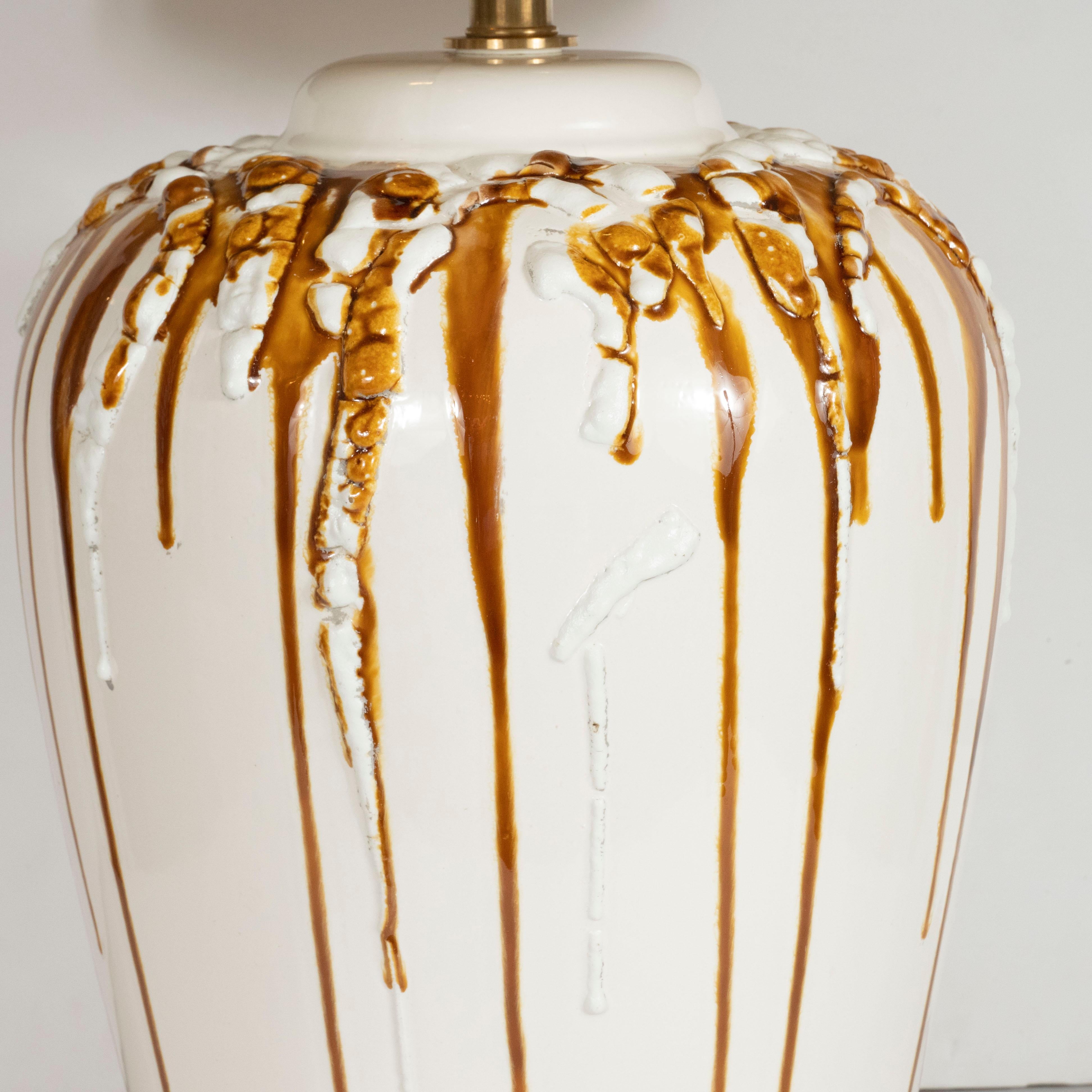 Karamell glasierte Keramik-Tischlampen mit Messingbeschlägen, Mid-Century Modern (amerikanisch) im Angebot