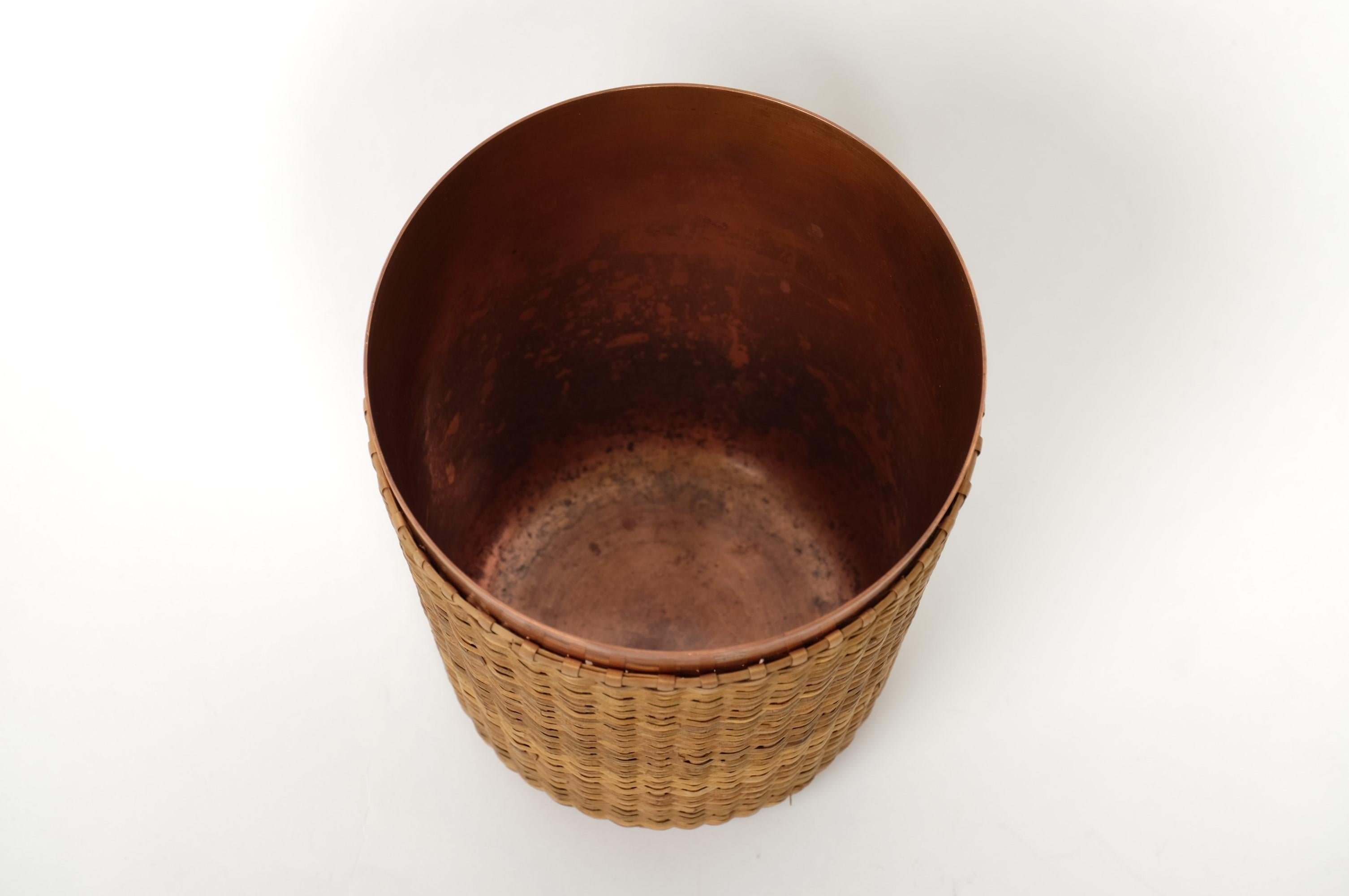 Panier en cuivre et osier de Carl Auböck, Autriche, années 1950, The Moderns en vente 6