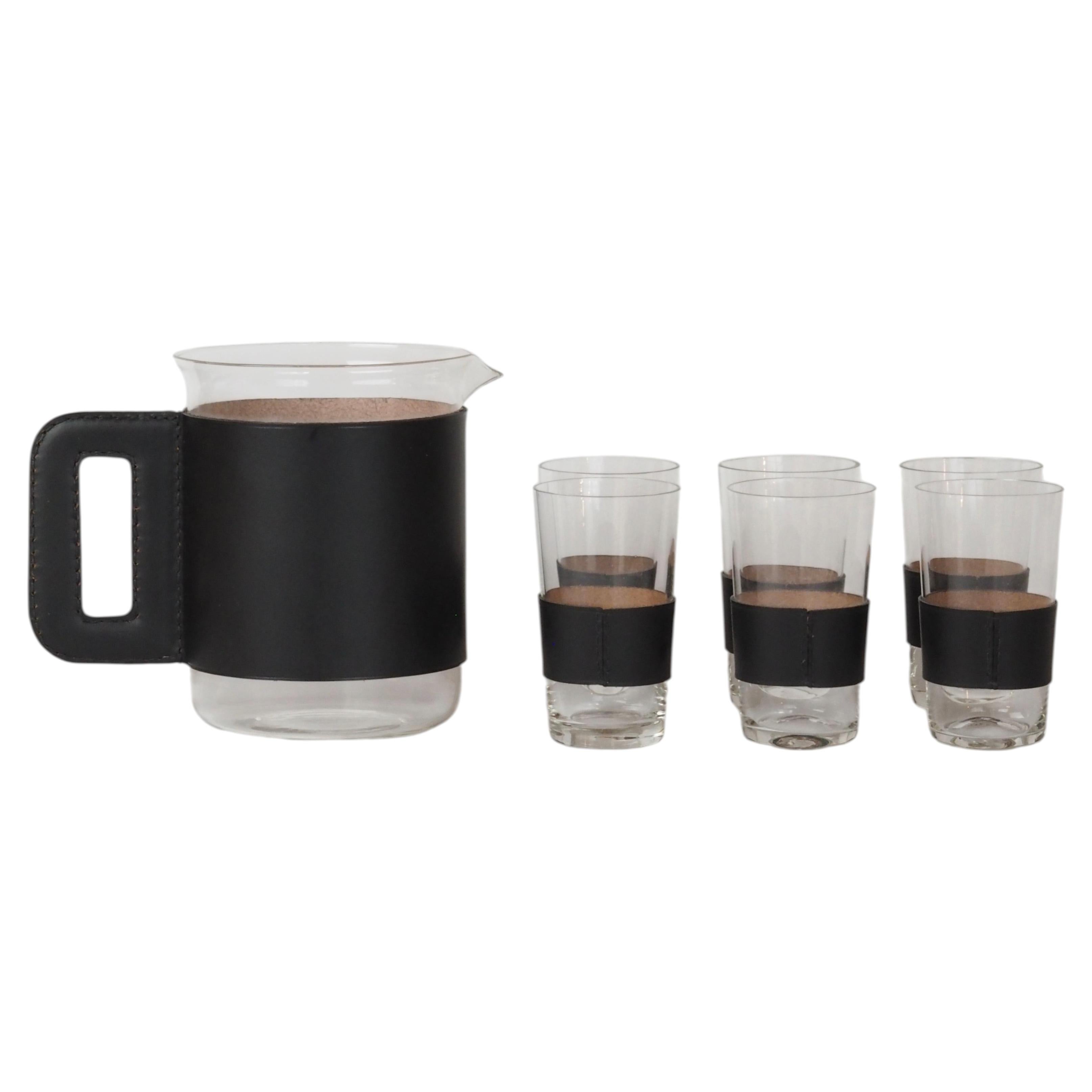 Ensemble « Mid-Century Modern » composé d'un pichet en verre gainé de cuir et de 6 verres à pied, signé Carl Auböck en vente