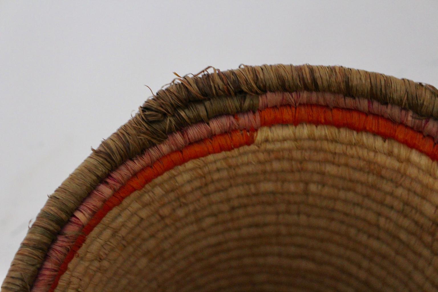 Panier en laiton à paille marron, rose, orange et marron, moderne du milieu du siècle, 1950 en vente 3