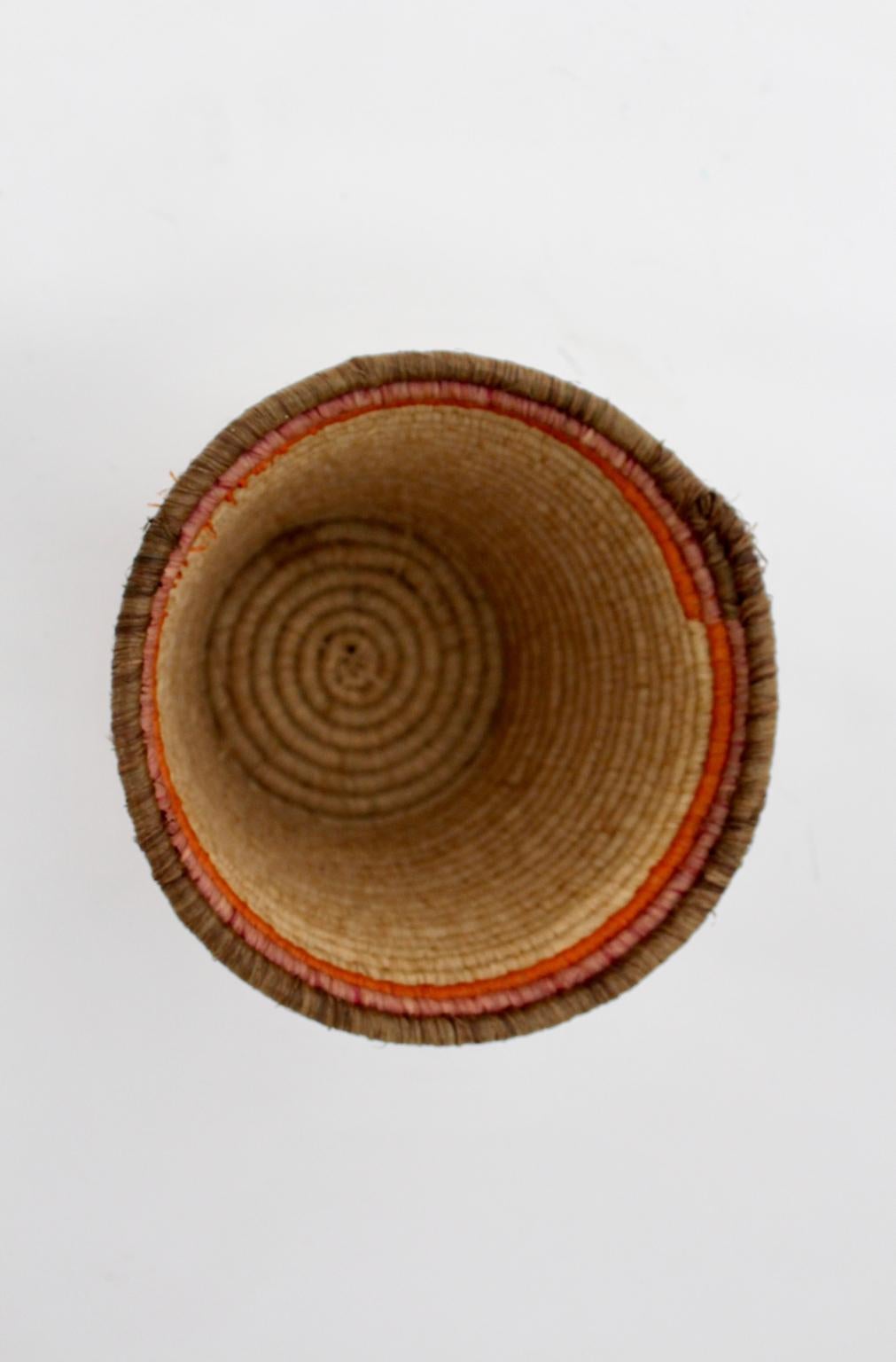 Panier en laiton à paille marron, rose, orange et marron, moderne du milieu du siècle, 1950 en vente 6