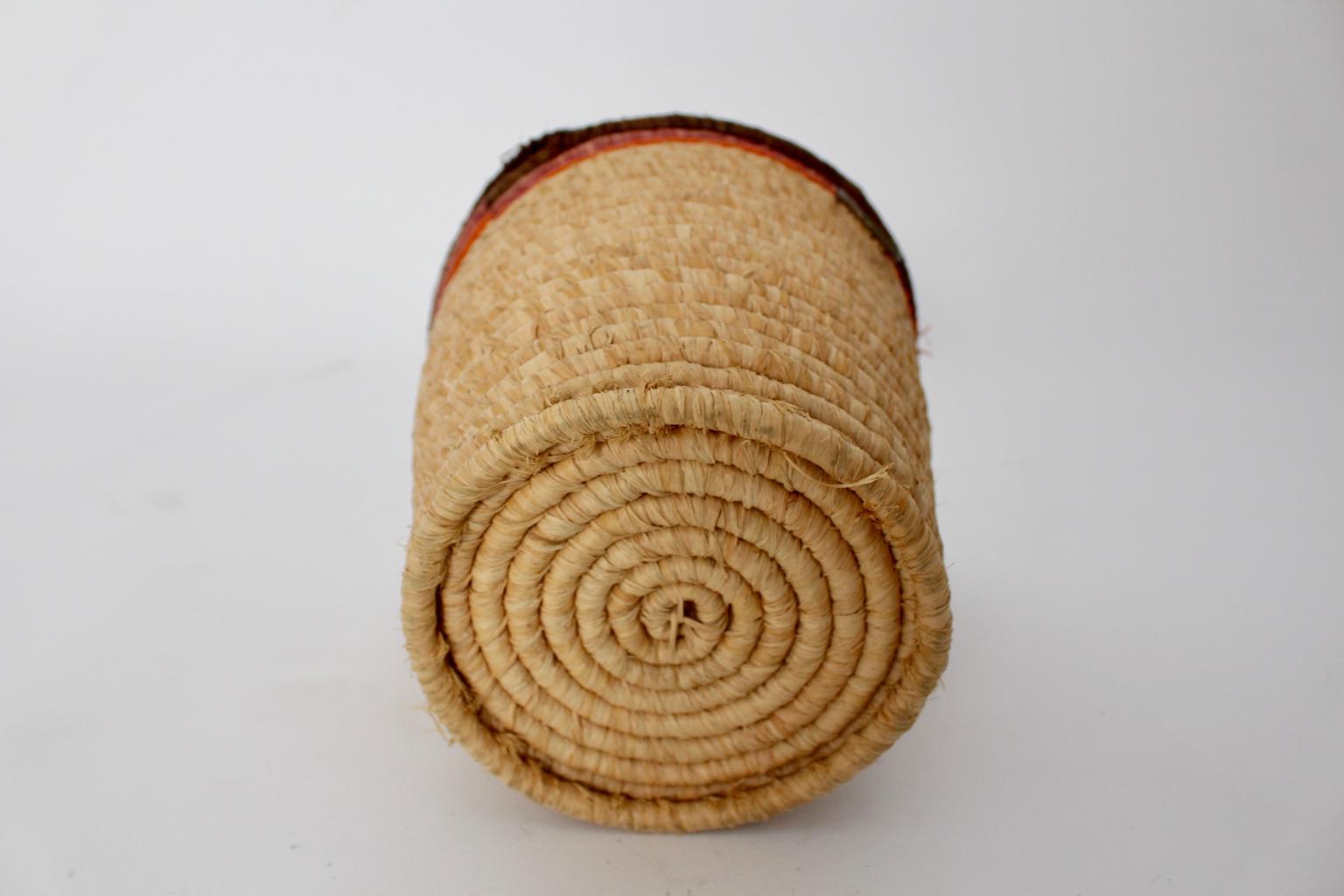 Laiton Panier en laiton à paille marron, rose, orange et marron, moderne du milieu du siècle, 1950 en vente
