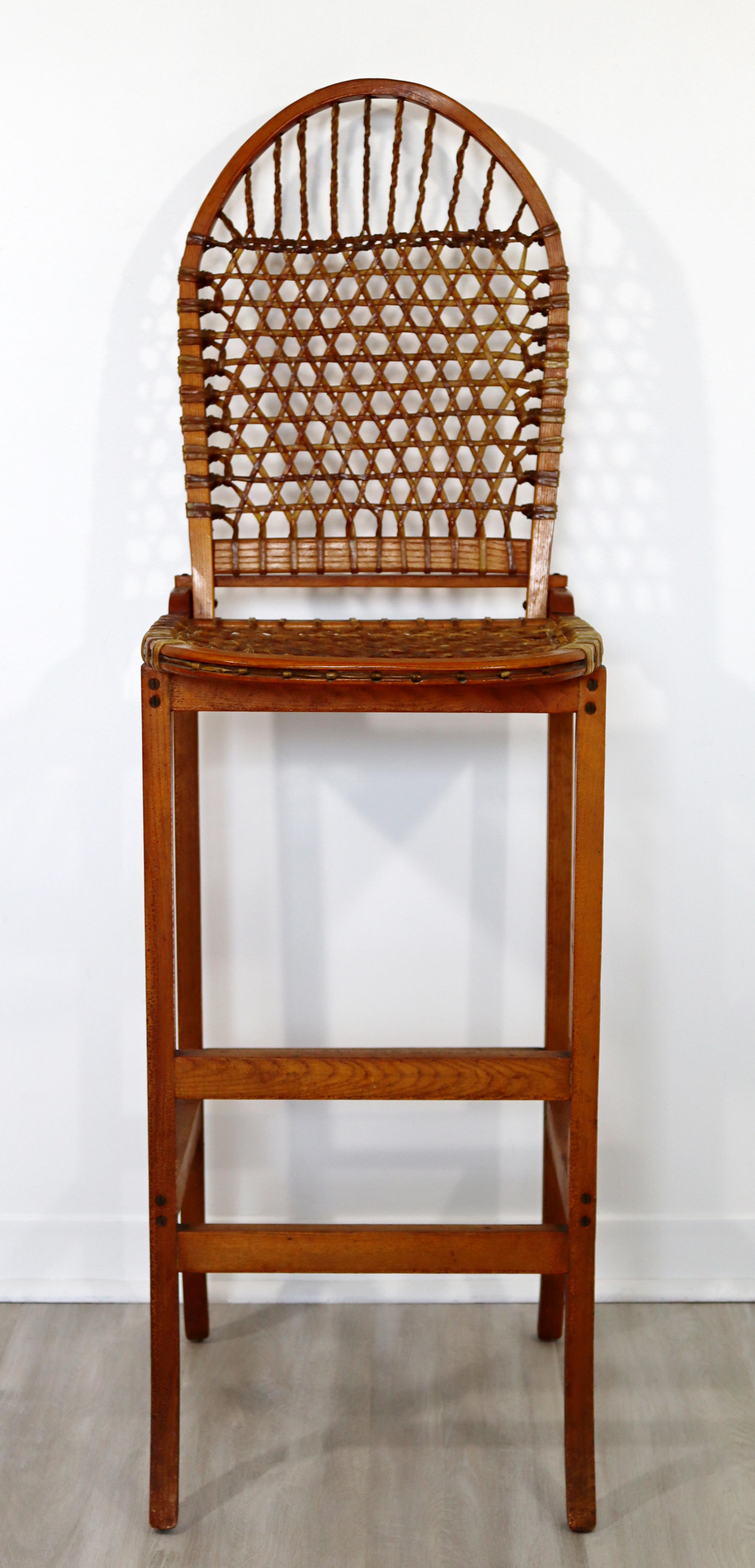 Nous vous présentons une chaise haute éclectique, avec des sangles en cuir brut, réalisée par Carl Koch pour Vermont Tubbs, vers les années 1950. Vintage, en excellent état. Les dimensions sont les suivantes : 15,5