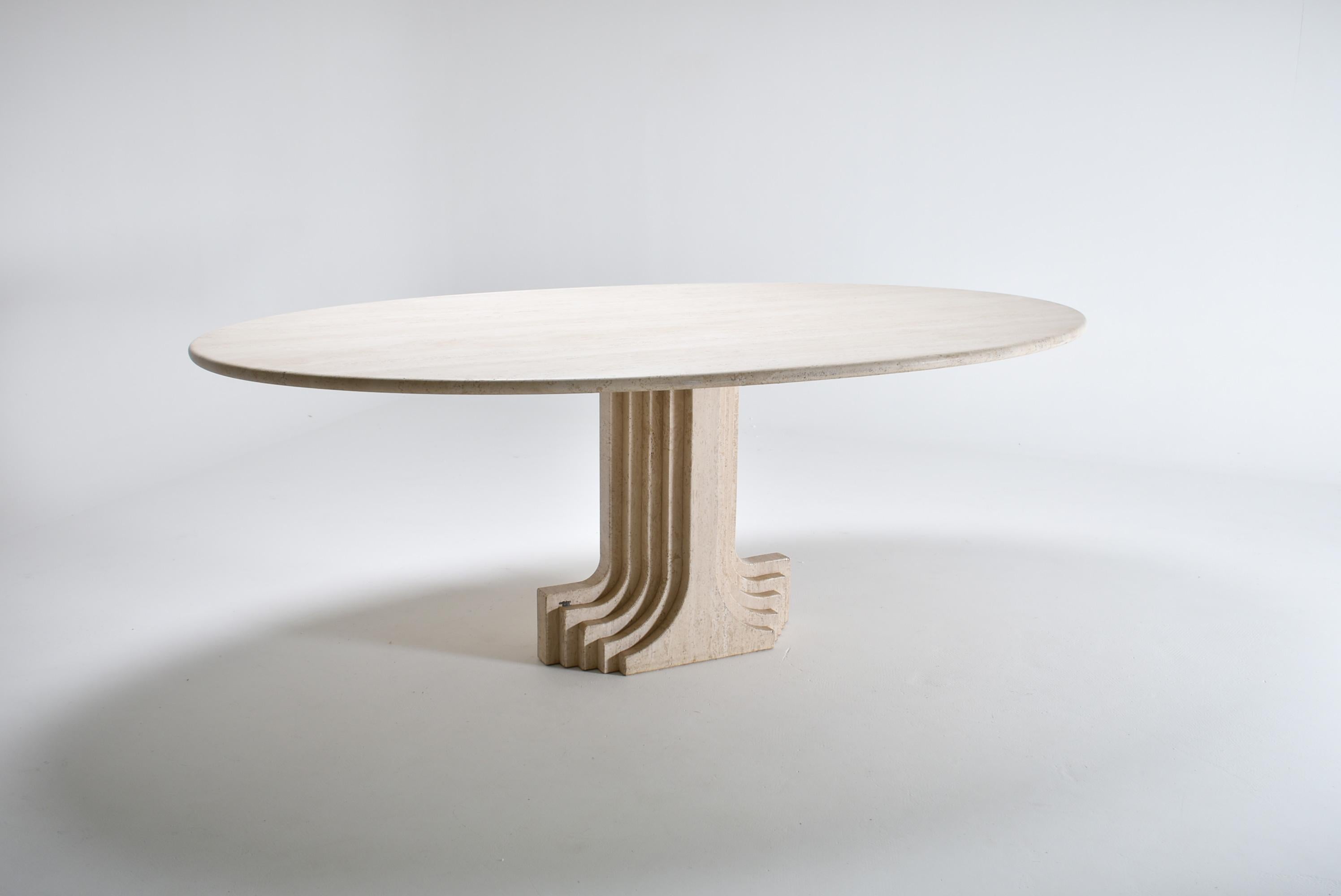 Mid-Century Modern oval travertine dining room table, model Argo.
Designed in 1970 by Carlo Scarpa (1906-1978) for the 