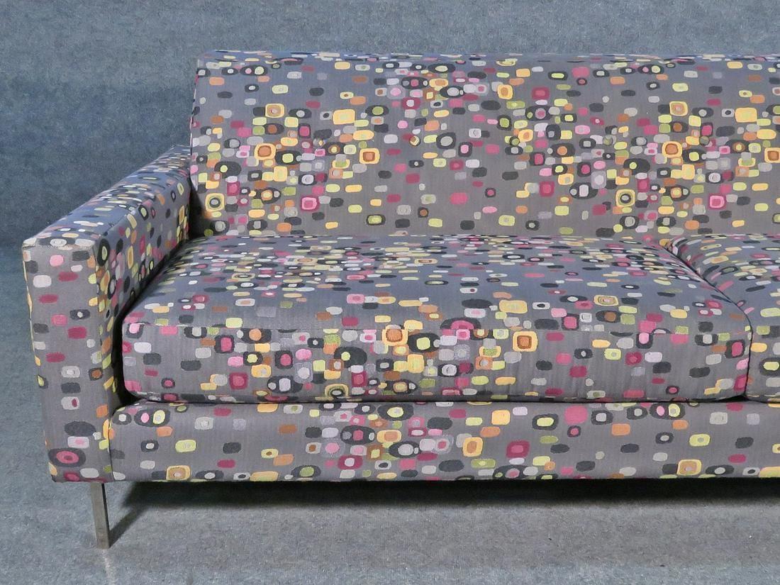 Sofá caróleo moderno de estilo vintage con tapicería de diseño exclusivo y patas cromadas.

Por favor, confirme la ubicación del artículo con el vendedor (NY/NJ).

