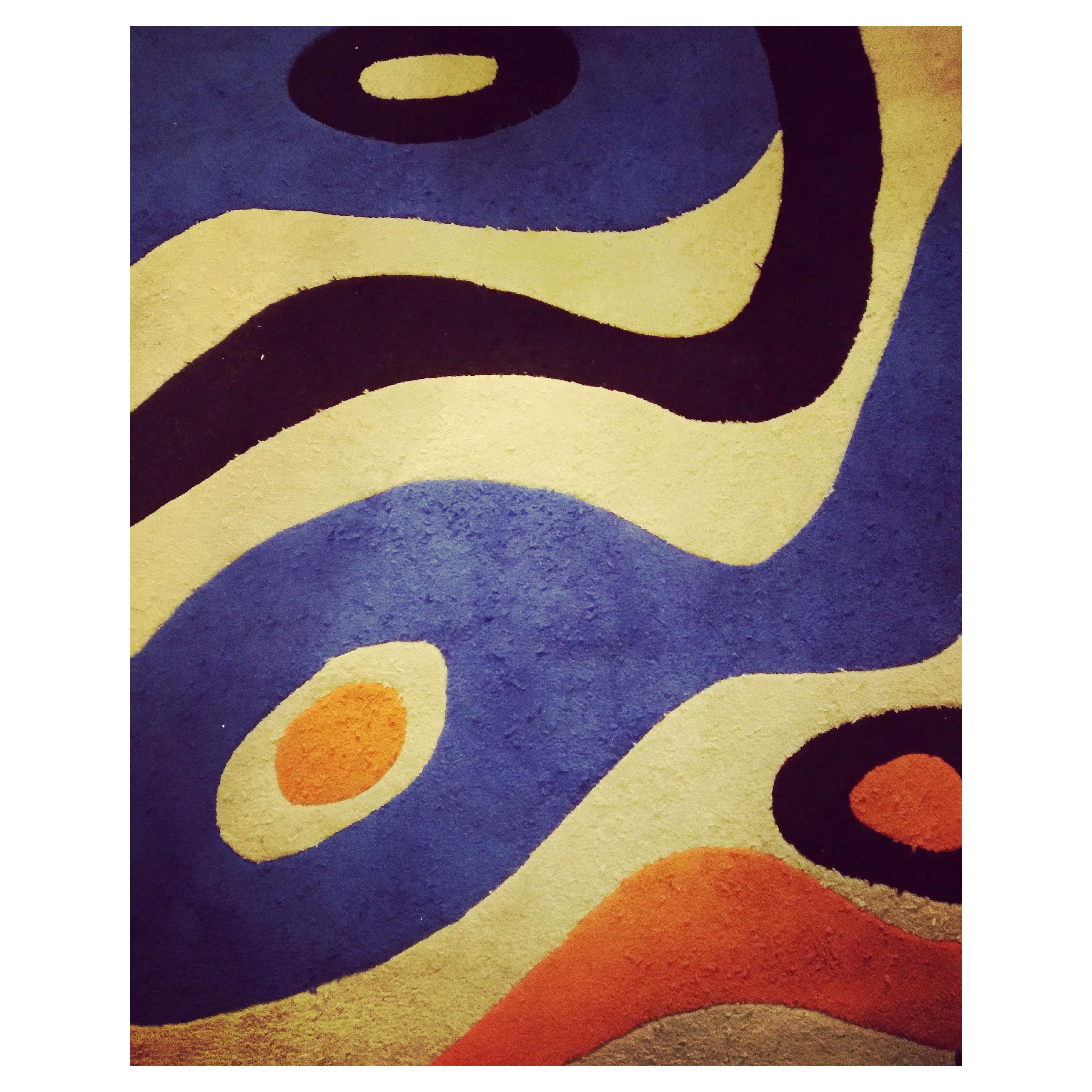 Moderner Teppich aus der Mitte des Jahrhunderts mit geometrischem Wolldesign 