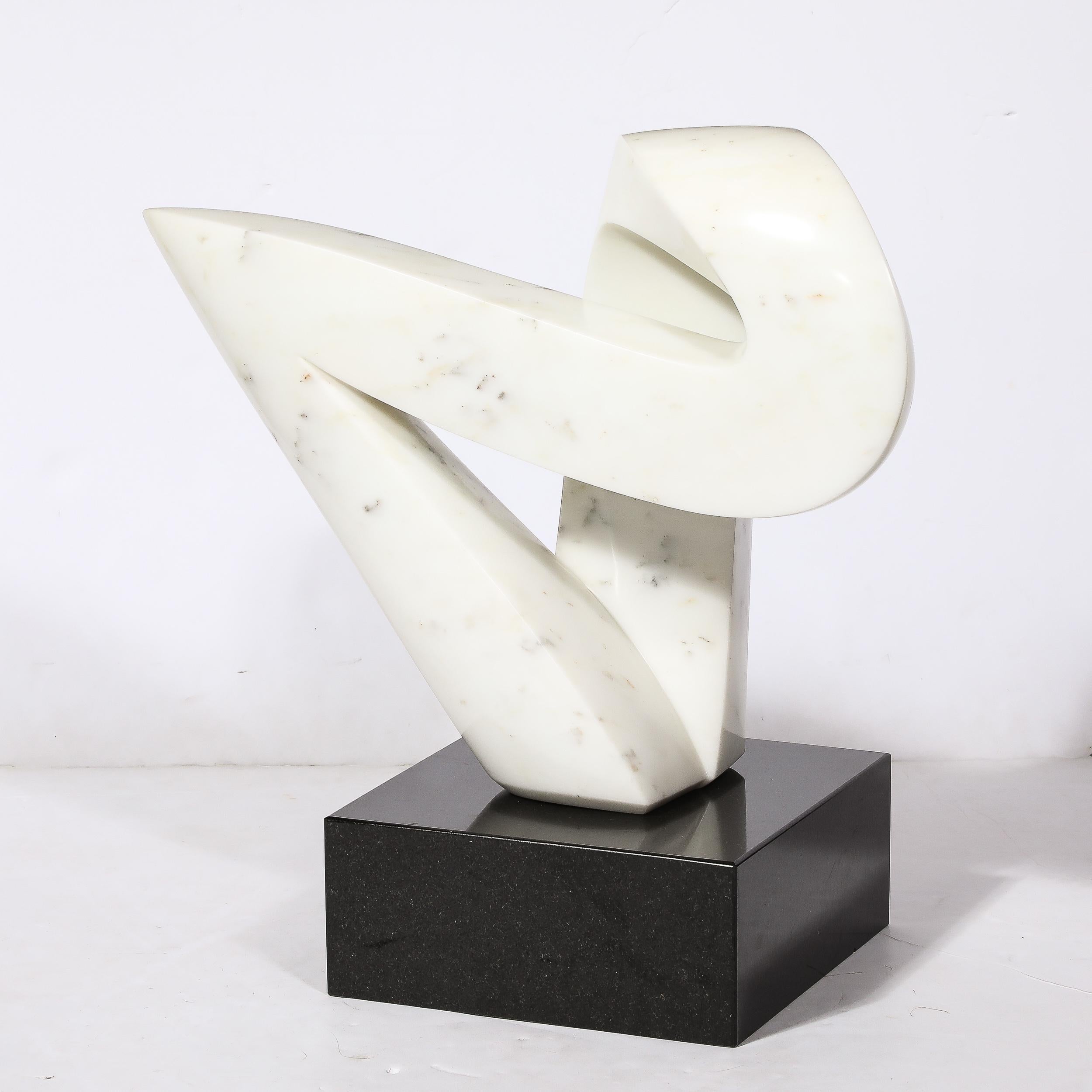 Diese elegante, kühne abstrakte Skulptur aus Carrara-Marmor aus der Mitte des Jahrhunderts stammt aus den Vereinigten Staaten, CIRCA 1970. Eine abstrahierte geometrische Form mit einem bemerkenswerten Sinn für Bewegung und Rhythmus. Das Stück bildet