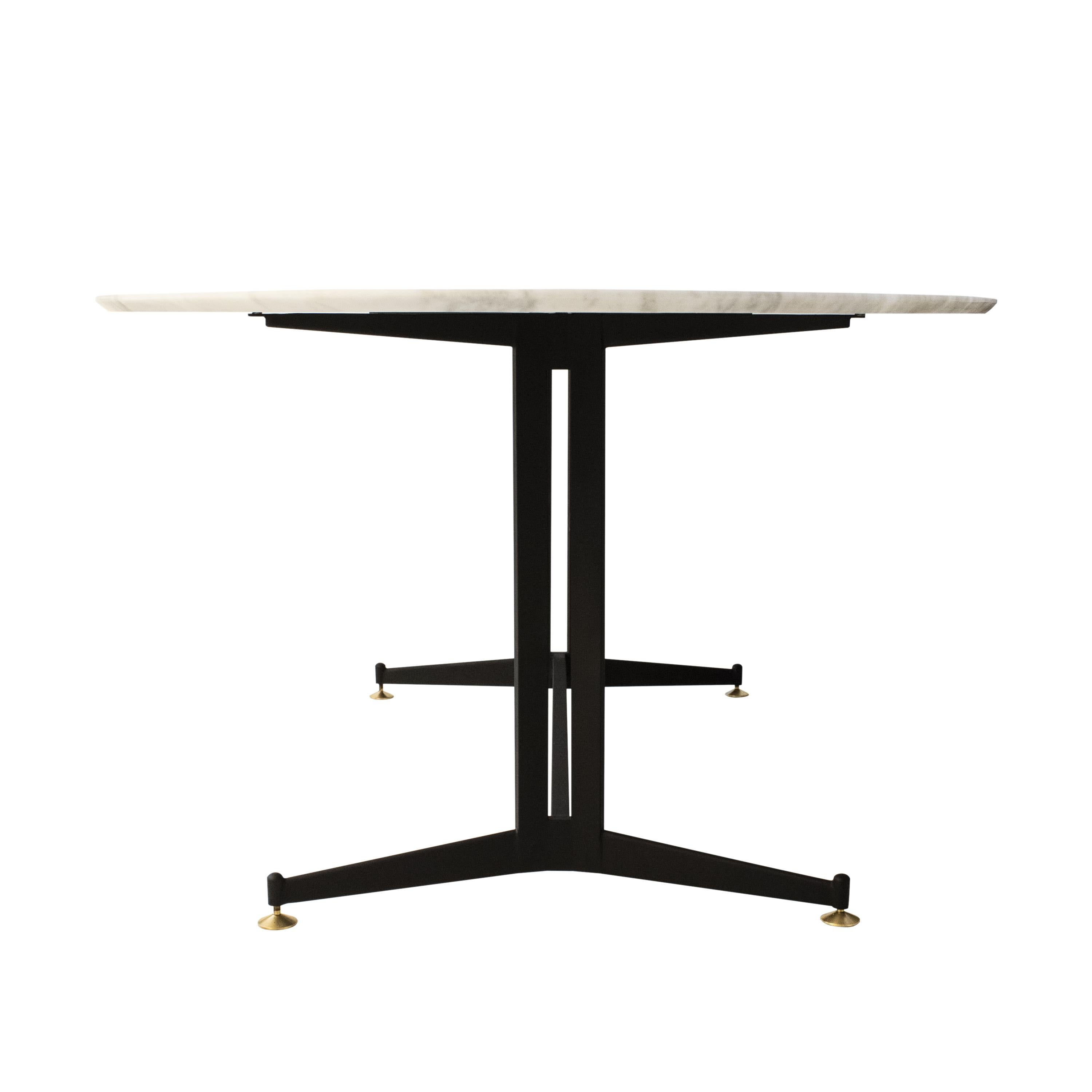 Mid-Century Modern Carrara Marble Dining Table with Metallic Foot, Italy, 1950 In Good Condition For Sale In Madrid, ES