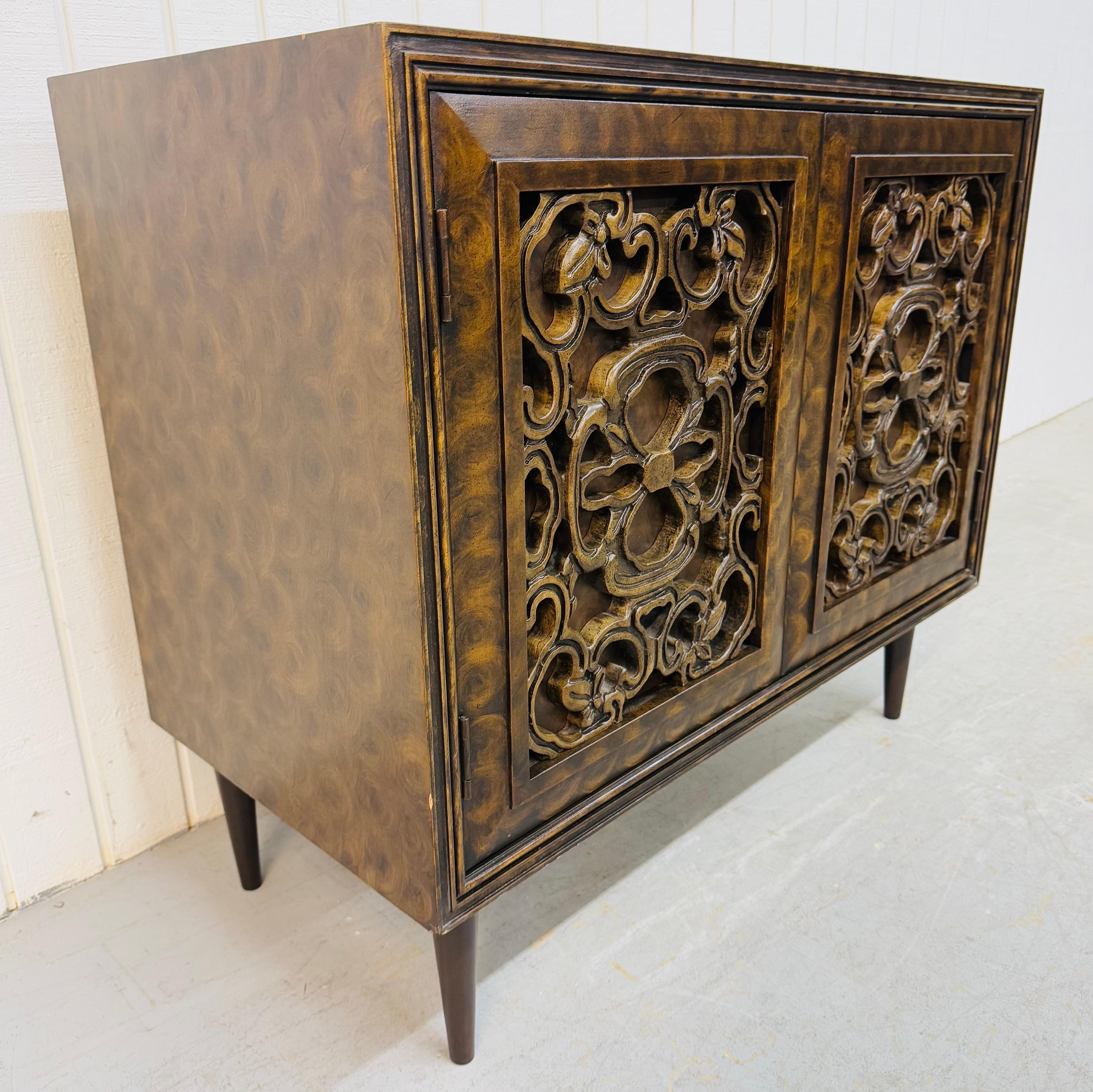Questa inserzione si riferisce a un baule da camera in Wood Wood intagliato di epoca moderna. Caratterizzato da un design lineare, un frontale decorativo in legno intagliato, ante a pressione che si aprono su tre cassetti nascosti, gambe moderne e