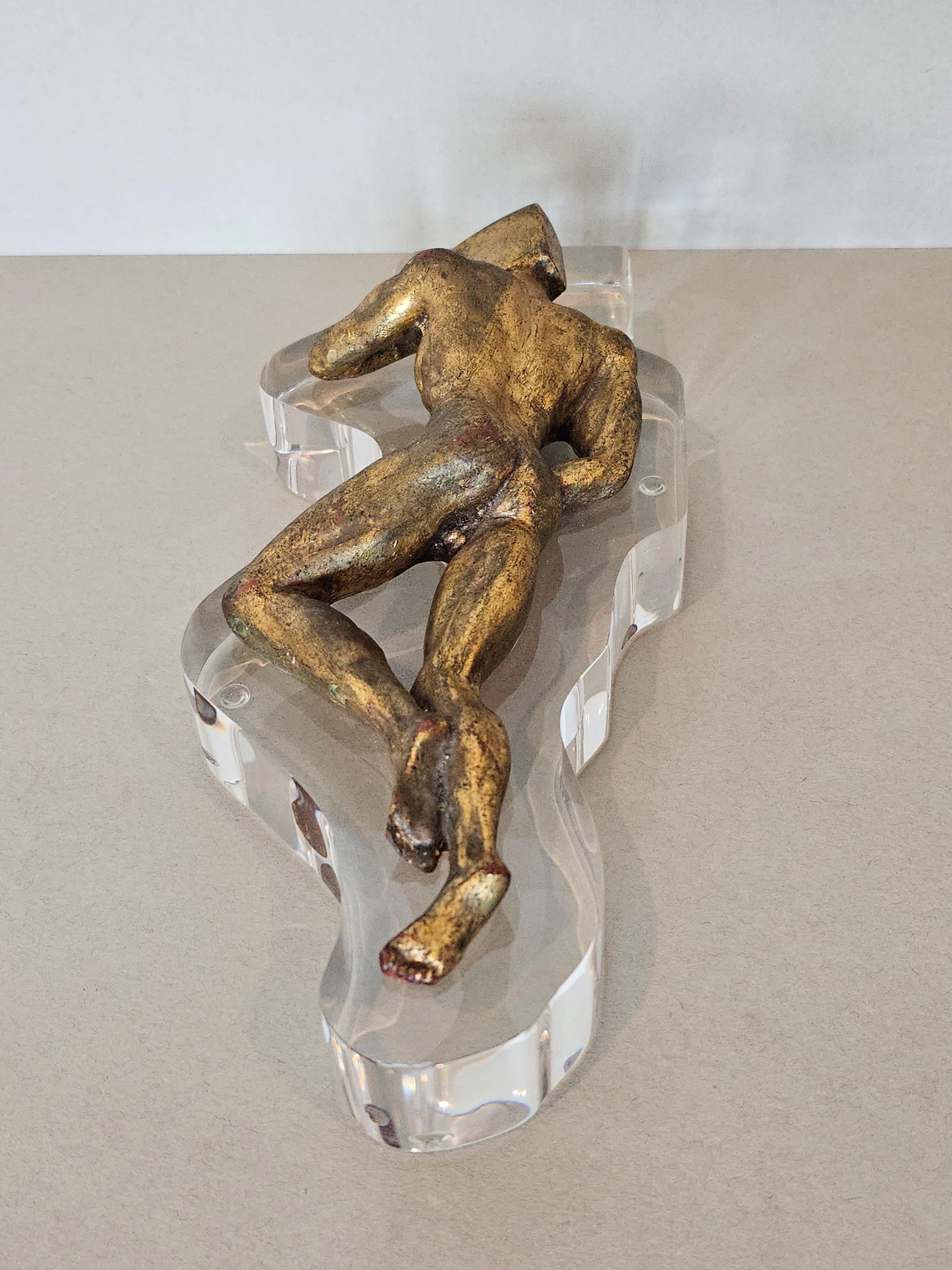 Moderne geschnitzte Figur aus vergoldetem Holz auf Lucite-Skulptur, Mid-Century Modern  im Angebot 6