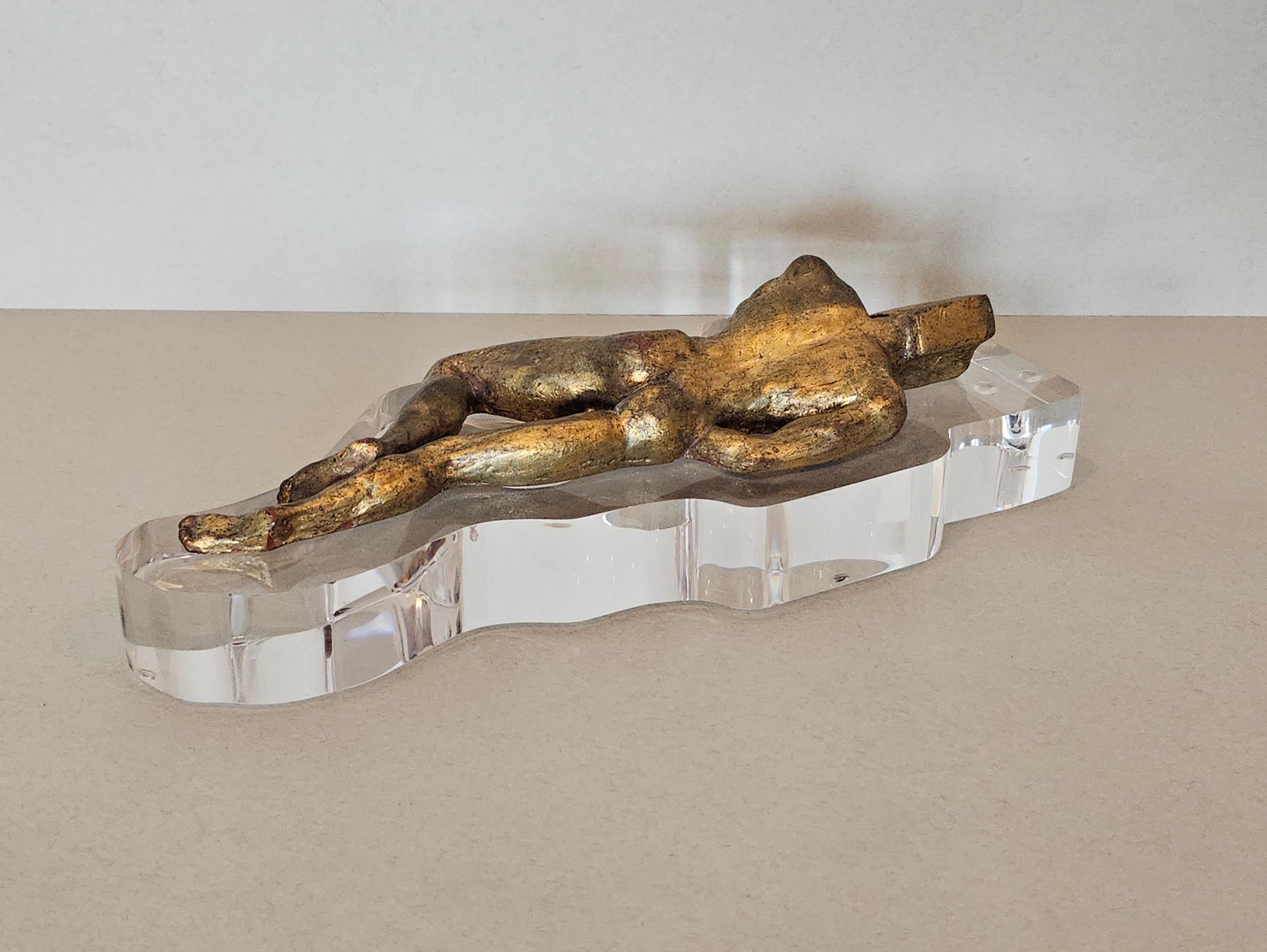 Moderne geschnitzte Figur aus vergoldetem Holz auf Lucite-Skulptur, Mid-Century Modern  im Angebot 7