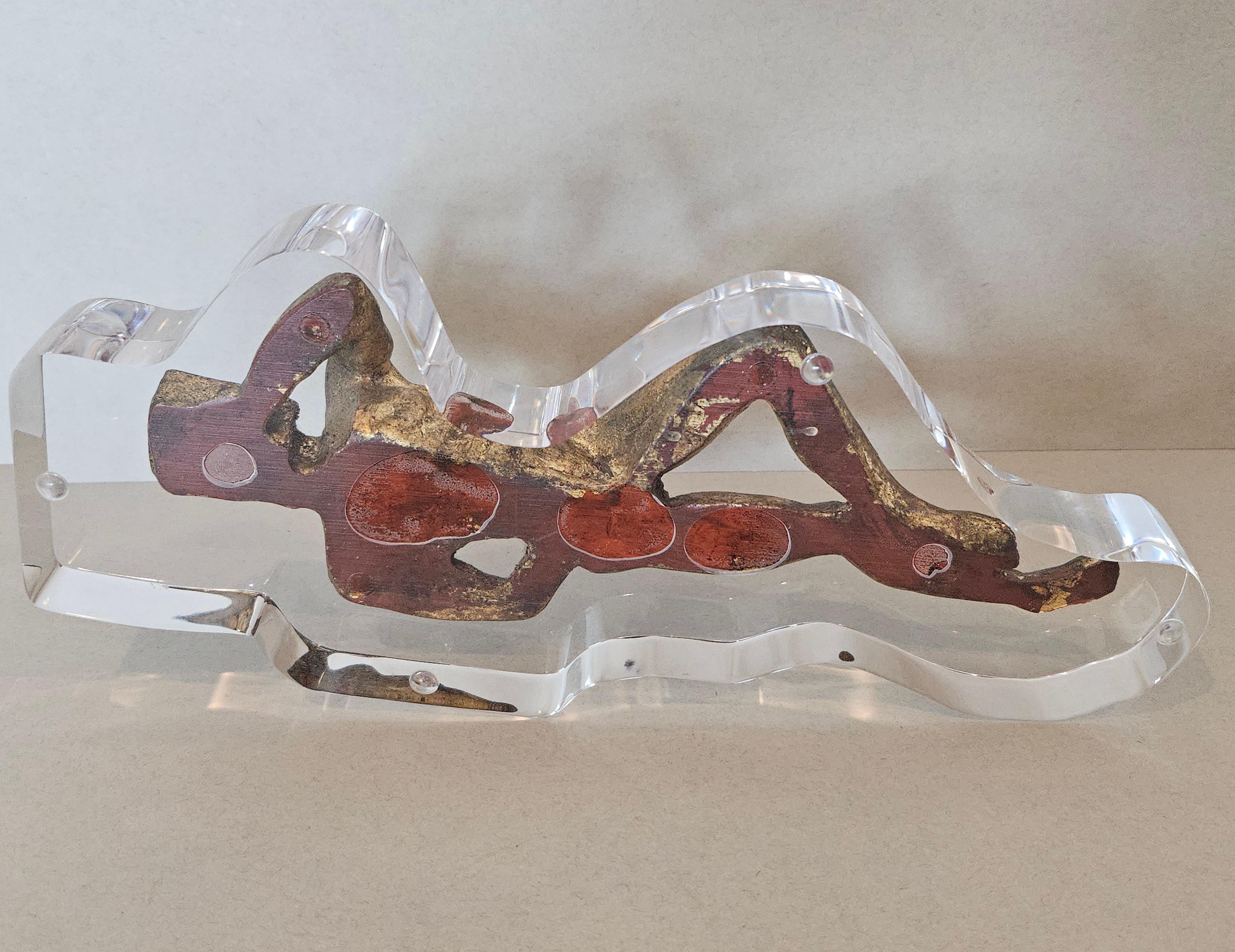 Moderne geschnitzte Figur aus vergoldetem Holz auf Lucite-Skulptur, Mid-Century Modern  im Angebot 11