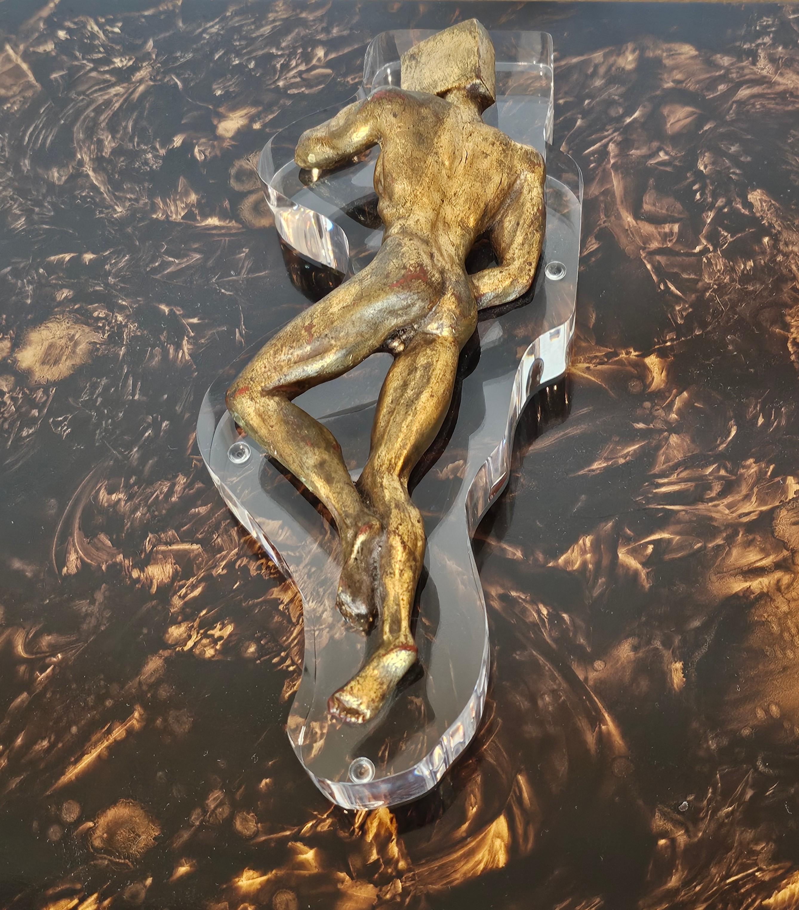 Moderne geschnitzte Figur aus vergoldetem Holz auf Lucite-Skulptur, Mid-Century Modern  im Zustand „Gut“ im Angebot in Forney, TX