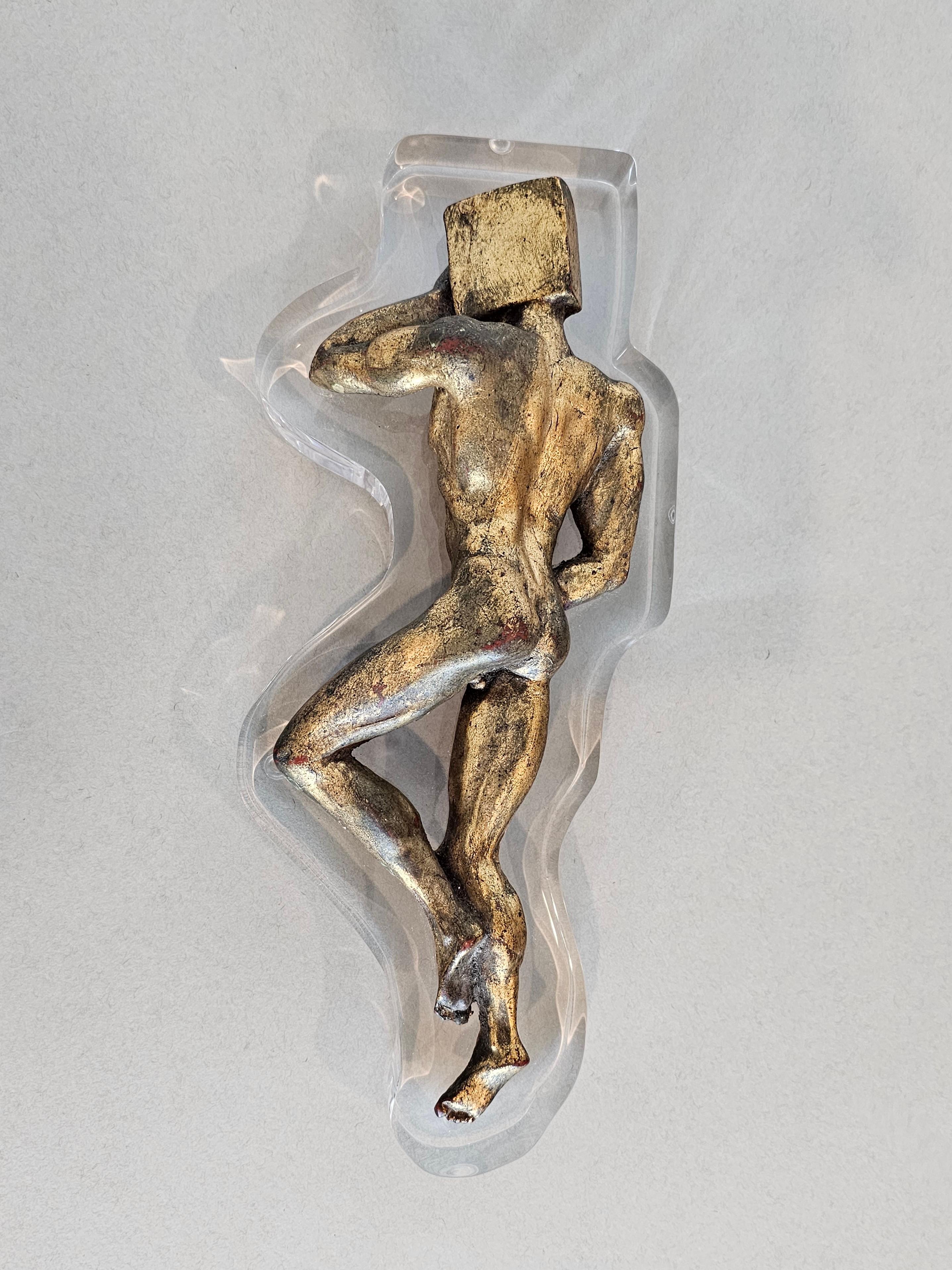 Moderne geschnitzte Figur aus vergoldetem Holz auf Lucite-Skulptur, Mid-Century Modern  im Angebot 1