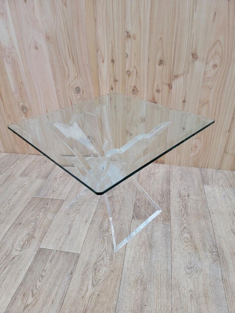 Table d'appoint moderne du milieu du siècle, base papillon en lucite sculptée, plateau carré en verre

Table à cocktail en lucite avec base papillon et plateau carré en verre. Cette table à cocktail de style rétro est dotée de pieds Butterfly en