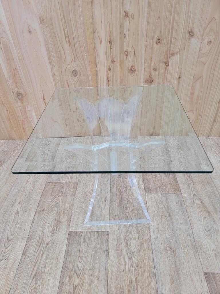 Mid-Century Modern Table d'appoint moderne du milieu du siècle, base papillon en lucite sculptée, plateau de verre carré en vente