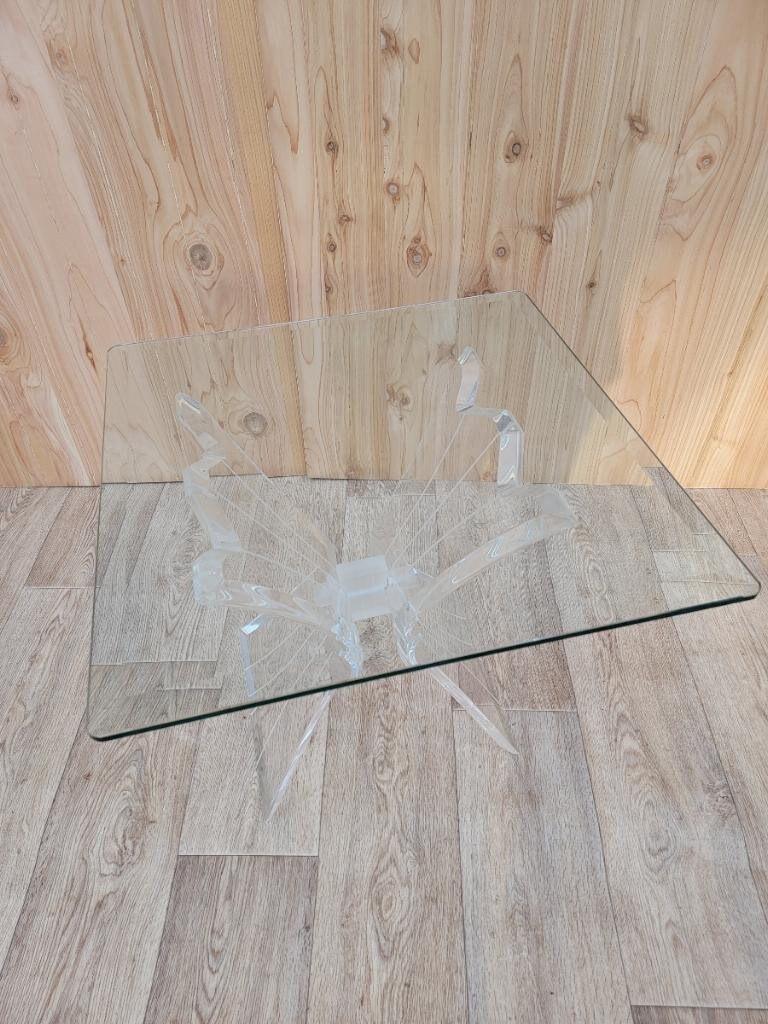Table d'appoint moderne du milieu du siècle, base papillon en lucite sculptée, plateau de verre carré Bon état - En vente à Chicago, IL