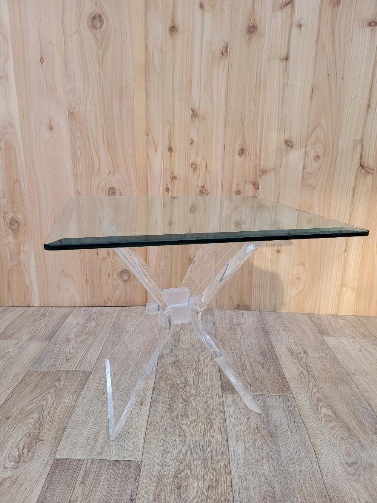 Milieu du XXe siècle Table d'appoint moderne du milieu du siècle, base papillon en lucite sculptée, plateau de verre carré en vente