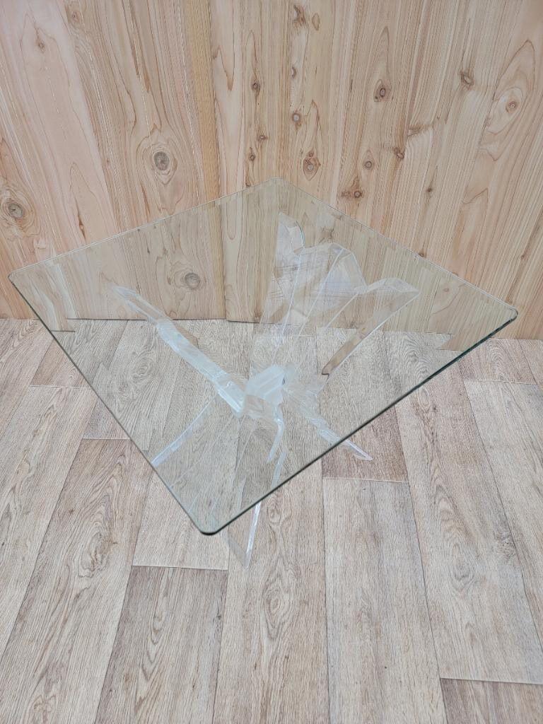 Verre Table d'appoint moderne du milieu du siècle, base papillon en lucite sculptée, plateau de verre carré en vente