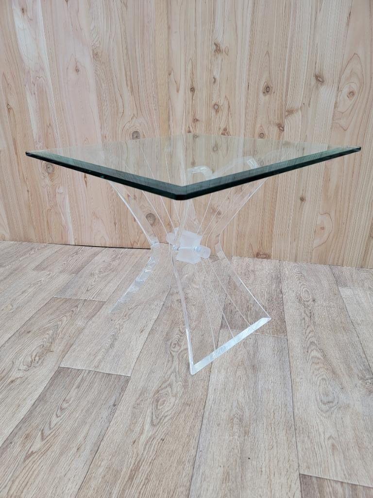 Table d'appoint moderne du milieu du siècle, base papillon en lucite sculptée, plateau de verre carré en vente 1